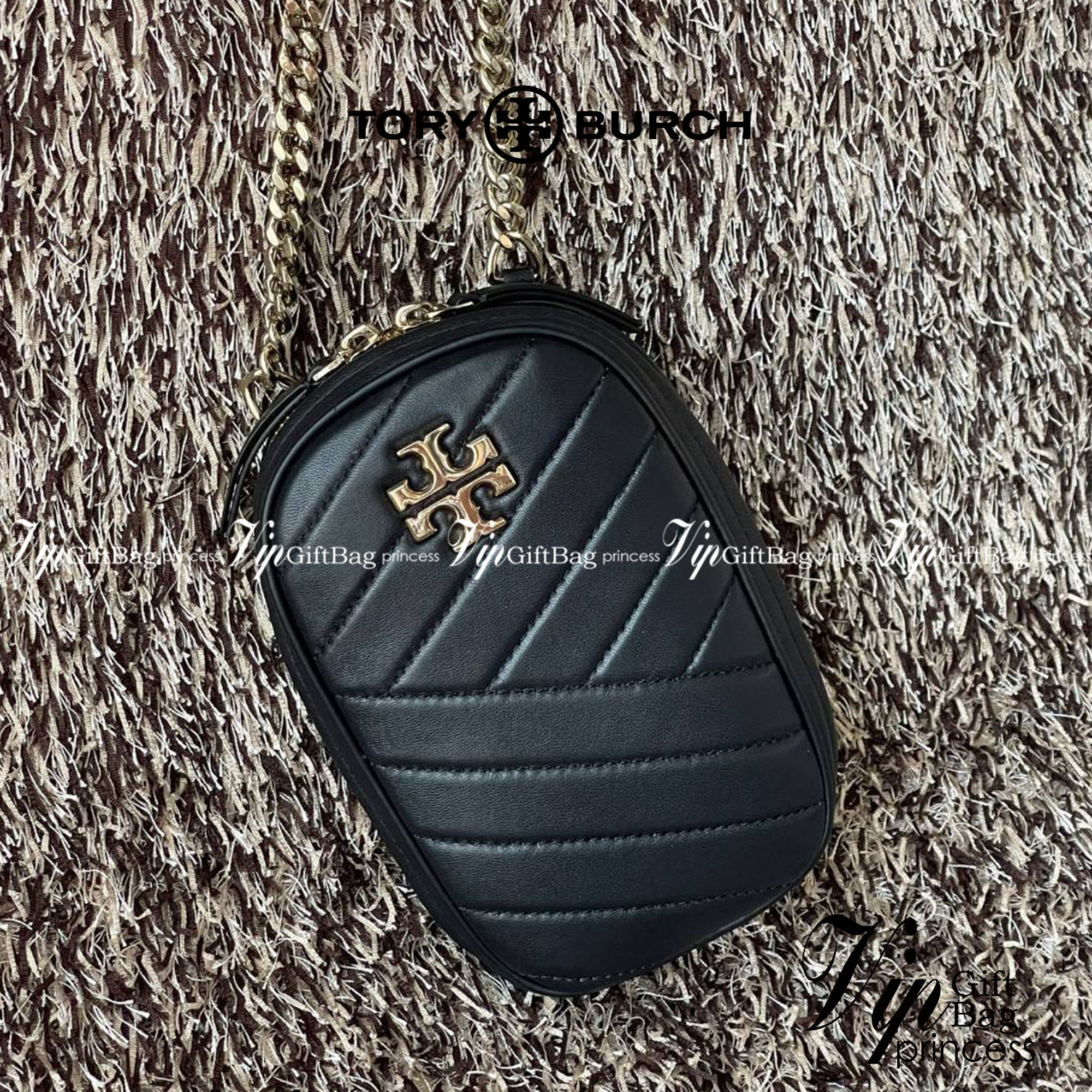 Tory burch kira chevron n/s crossbody bag กระเป๋าสำหรับใส่มือถือหรือของจุกจิกต่างๆ ได้กลายมาเป็นแฟชั่นสุดร้อนแรงแห่งปี คอลเลคชั่นนี้ออกมาเพื่อเอาใจสาวๆโดยเฉพาะ สีสันสุภาพเพื่อให้แมทช์กับสีสันของเสื้อผ้า ได้ง่าย ภายในยังสามารถแบ่งสันปันส่วนไว้สำหรับใส่บัตร