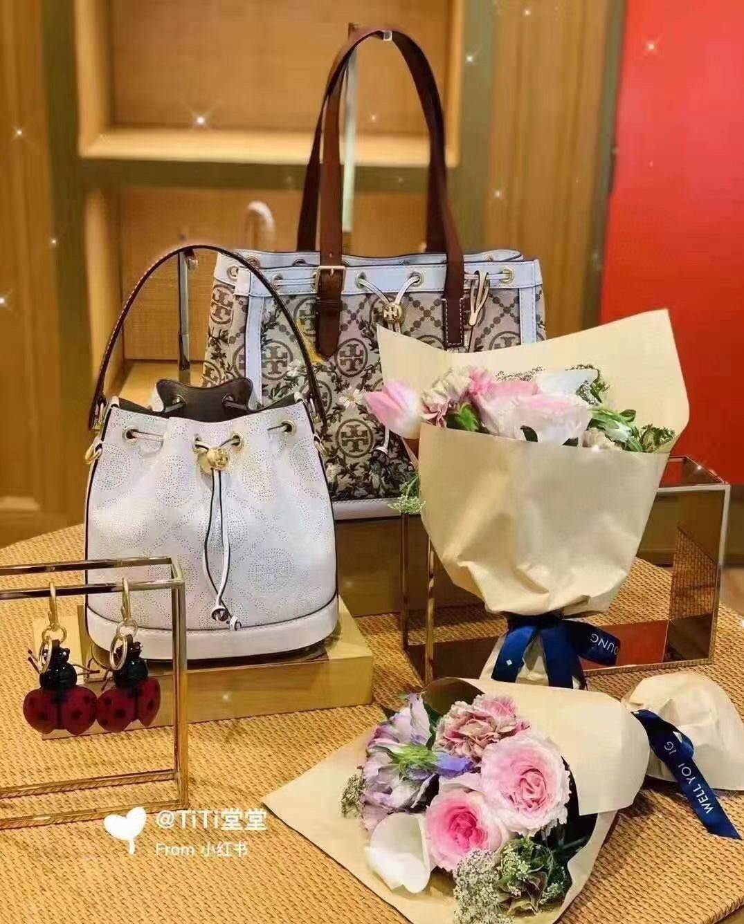 ของแท้ 💯% 】Tory T Monogram Perforated Bucket Bag New collection กระเป๋าถือหรือสะพาย ใหม่ล่าสุด สีขาวงาช้าง งานประณีตมาก วัสดุหนังวัวแท้ ลายฉลุ จะถือหรือสะพายได้หมด