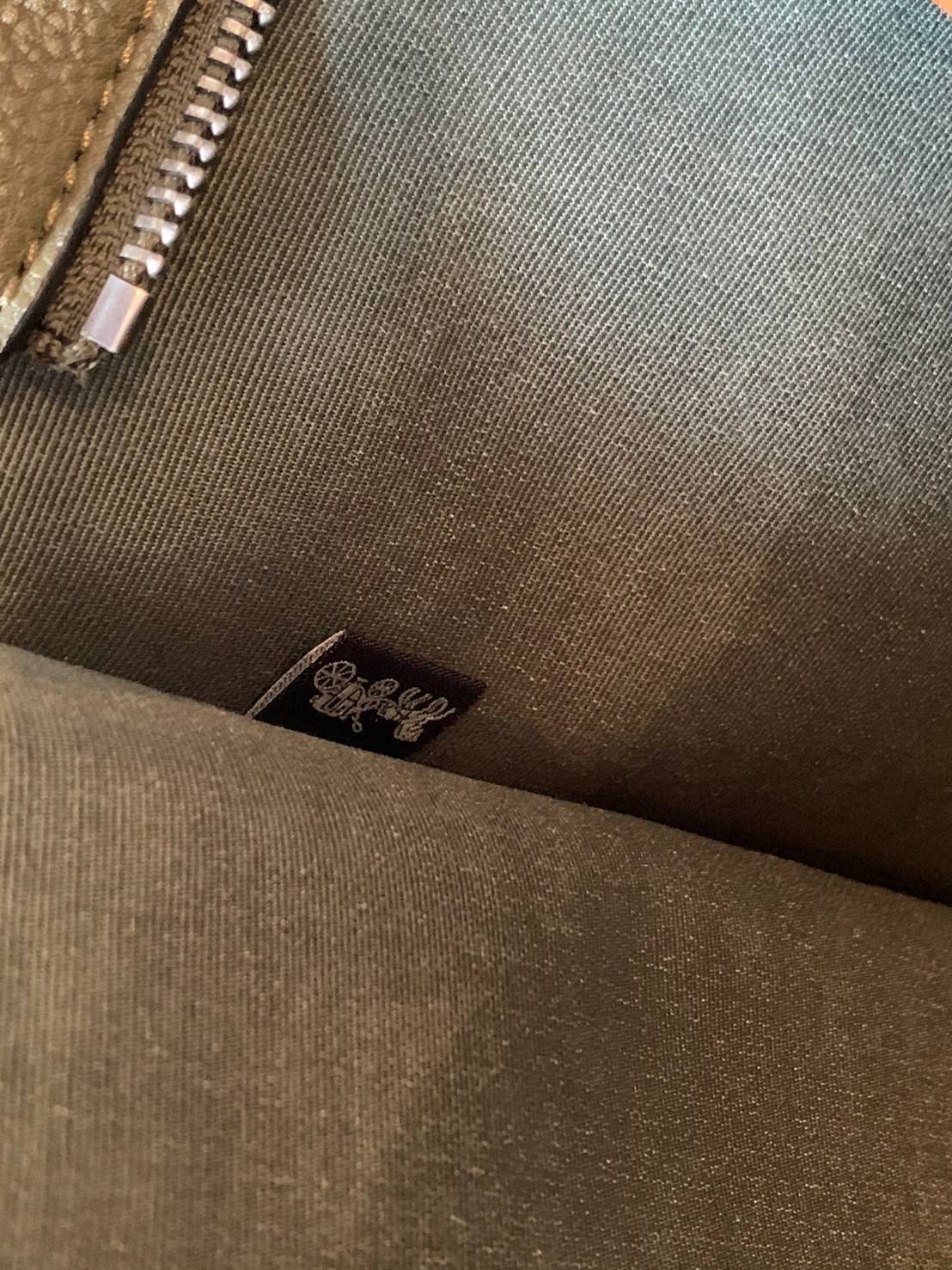 COACH COLORFUL GOTHAM TOTE SIGNATURE ((CA814)) รุ่นนี้ใช้ได้ทั้งผู้ชายและผู้หญิง ขนาดกลางๆกำลังสวยเลยค่ะ ใหม่ล่าสุด ก่อนใคร! กับกระเป๋าที่รังสรรค์สีออกมาได้สดใส เรียกได้ว่าจัดเต็มในเรื่องสีมีเดียวค่ะ หนังแท้ ลายหนังสวย บวกกับโลโก้แบรนด์ทั้งใบที่ลงลายสีได้