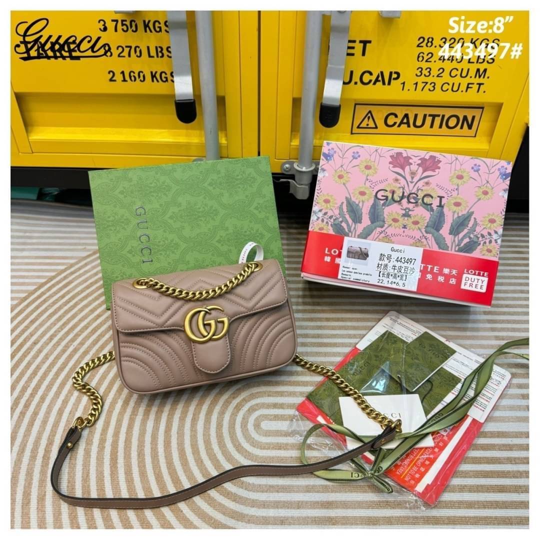 GUCCI GG Marmont shoulder bag กระเป๋าสะพายข้างรุ่นคลาสสิค สะพายขับผิว ดูแพง อัพลุคได้สบายๆ เปิด-ปิดด้วยตัวกดล็อคแน่นหนา ด้านหลังดีไซน์รูปหัวใจ