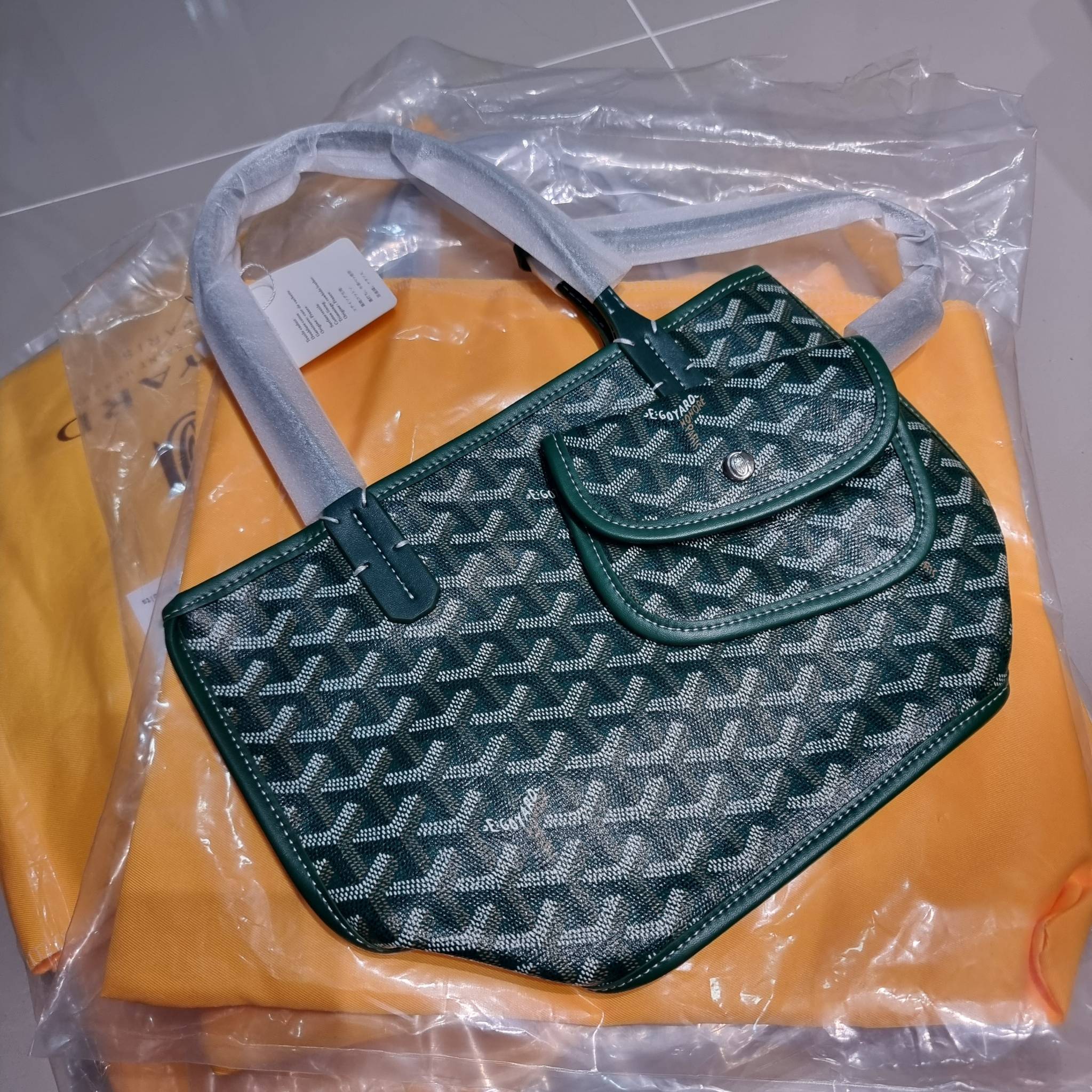GOYARD MINI ANJOU REVERSIBLE TOTE ฮอตไอเท็ม กับกระเป๋าสะพายทรงโท้ท ไซส์มินิ กะทัดรัดมาก มาครบสีขายดี เลิศทุกสี รูปทรงคลาสสิค ดีไซน์เป็นเอกลักษณ์ ใช้งานได้หลากหลาย สามารถกลับด้านใช้ได้แบบไม่มีเบื่อ