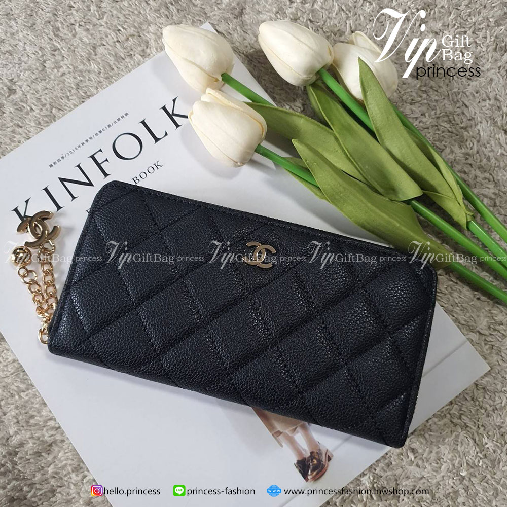 กระเป๋าสตางค์ใบสัยาวซิปรอบ แนะนำรุ่นนี้คะ งานพรีเมี่ยมกิ้ฟท์จากเค้าเตอร์ต่างประเทศ หนังสัมผัสลายคาเวียร์ด้าน จากแบรนด์ CHANEL (GWP) ด้านหน้ามีโลโก้แบรนด์ CC สีทองหรู #อะไหล่สีทองทั้งใบ เปิดปิดด้วยศิปรอบสีทอง ใส่ธนบัตรได้2ช่องใหญ่ ช่องใส่เหรียญปิดเปิดด้วยเ