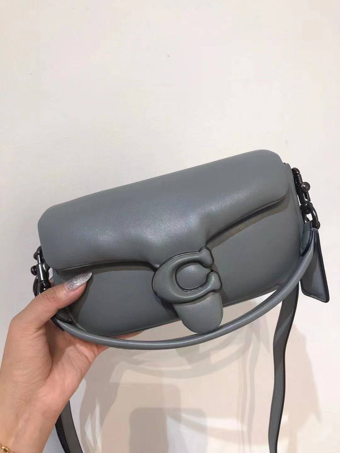 Coach Pillow Tabby Shoulder Bag 18 หนัง nappa หนานิ่ม นุ่มมากๆ รุ่นใหม่ล่าสุดค่ะ! พร้อมโลโก้รุ่นใหม่ด้วยเช่นกัน เพิ่มความหรู ดูดีเข้าไปอีกค่ะ เปิดปิดกระเป๋าแบบกระดุมแมาเหล็ก ภายในมีช่องใส่ของสองช่อง; สามารถใส่กระเป๋าเงินใบสั้นได้;พาสปอร์ตได้;มือถือได้ ค่ะ