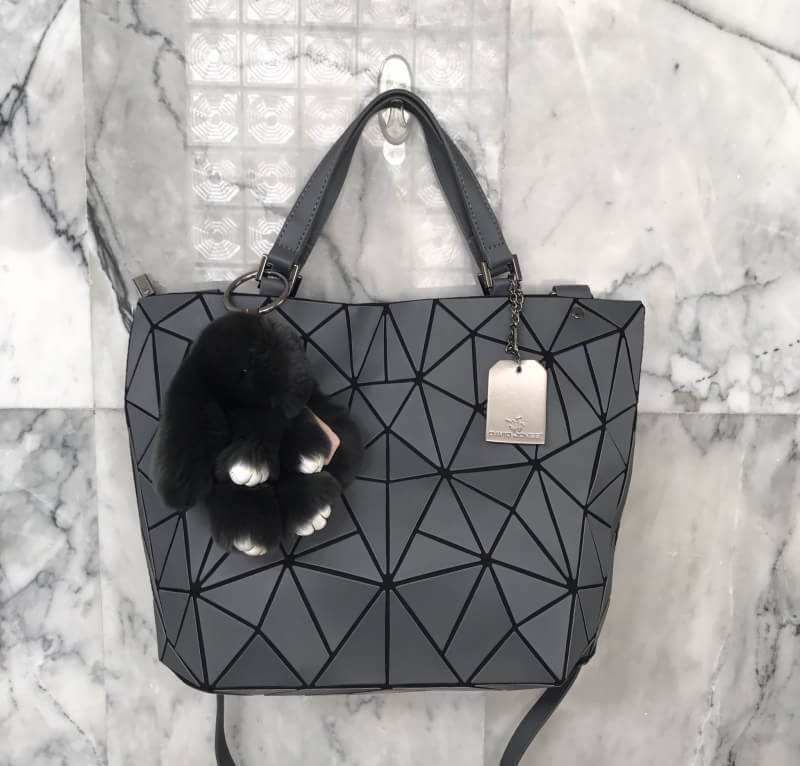 Metal grey Tone สีสุด classic ที่ แมทช์กับชุดง่ายมาก แถมยังลาย Limited edition หายาก ❤️ปรับทรงได้ 2 แบบ น่ารักมาก ค่า กระเป๋า จากแบรนด์ David Jones กระเป๋าสะพายข้างดีไซน์เกร๋มาก สีสวยหรูมาก ขนาดกะลังดีเลย น้ำหนังเบามากคะ ภายในมีช่องเก็บของจุกจิกได้