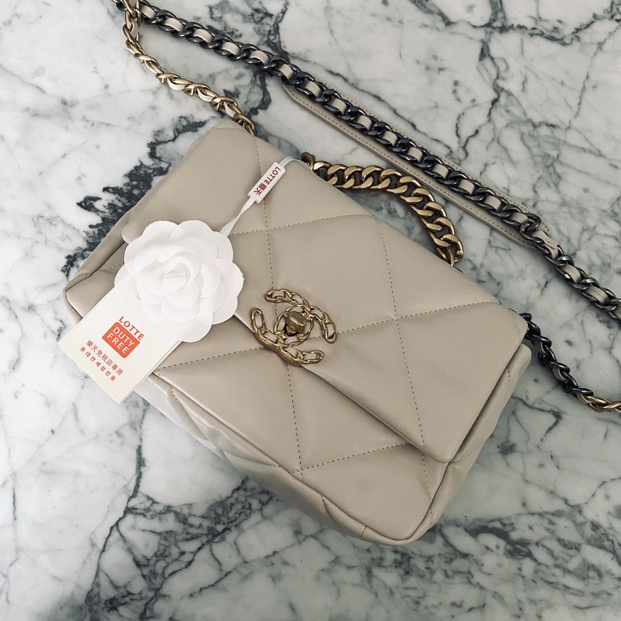 CHANEL 19 Handbag Flap Bag กระเป๋าสะพายรุ่นในตำนานที่เป็นลูกรักของสาวๆ ไปแล้ว คลาสสิกที่สุด ให้ลุคลูกคุณมั๊กมากกก งานหนังเรียบสวย หนังมีกลิ่นหอมฟุ้งตั้งแต่เปิดกล่อง หรูหราแบบไม่ต้องพูดเยอะ