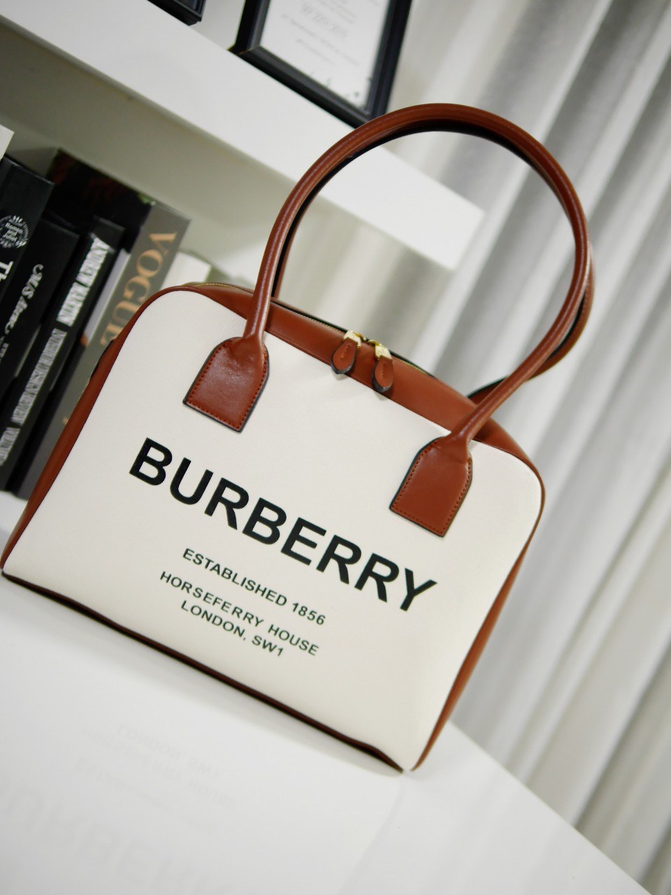 กระเป๋าทรงหมอน สวยสุดคลาสสิค BURBERRY BAG VIP GIFT WITH PURCHASE (GWP) พรีเมี่ยมกิ๊ฟ Limited Edition จากBURBERRY วัสดุผ้าแคนวาสสีขาวเรียบสวยมาก สกรีนโลโก้แบรนด์ด้านหน้า เปิดปิดด้วยซิปมีที่จับหนัง ด้านในใส่ของได้เยอะจุใจ ใส่ไอแพดมินิได้ค่ะ อะไหล่แบรนด์สีทอ