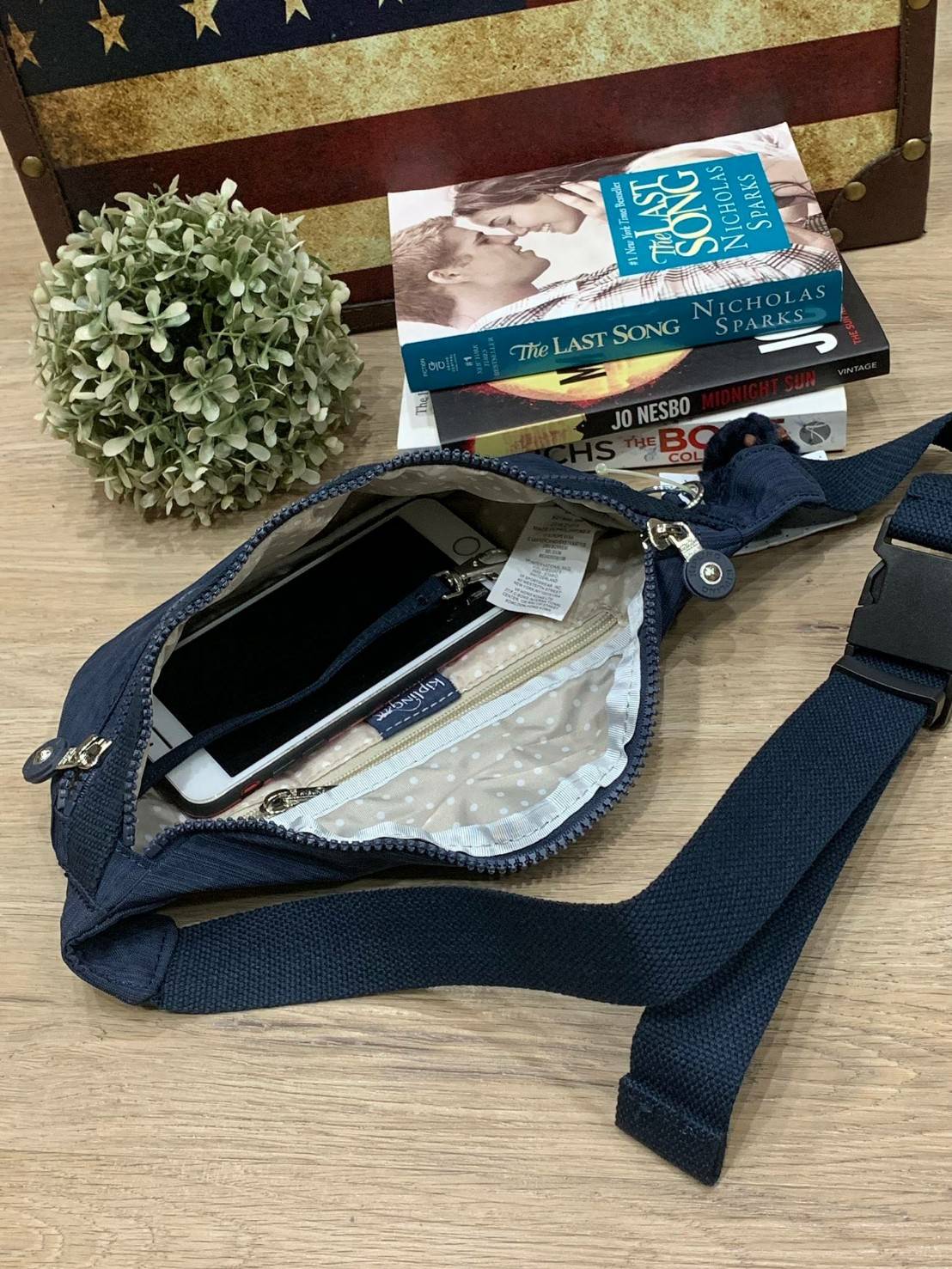 5สี Kipling WHISPER Basic Fanny Pack รุ่นใหม่ล่าสุดกับกระเป๋าทรงคาดอกหรือคาดเอวสุดชิค วัสดุpolyester100% น้ำหนักเบา มีช่องซิปใช้งานหลัก2ช่อง ใส่กระเป๋าสตางค์ทรงยาวได้ ขนาดกำลังดี สายสะพายปรับความยาวได้ฟรีไซส์ ประดับพวงกุญแจลิงน่ารัก สามารถถอดออกได้ มีรูปแ