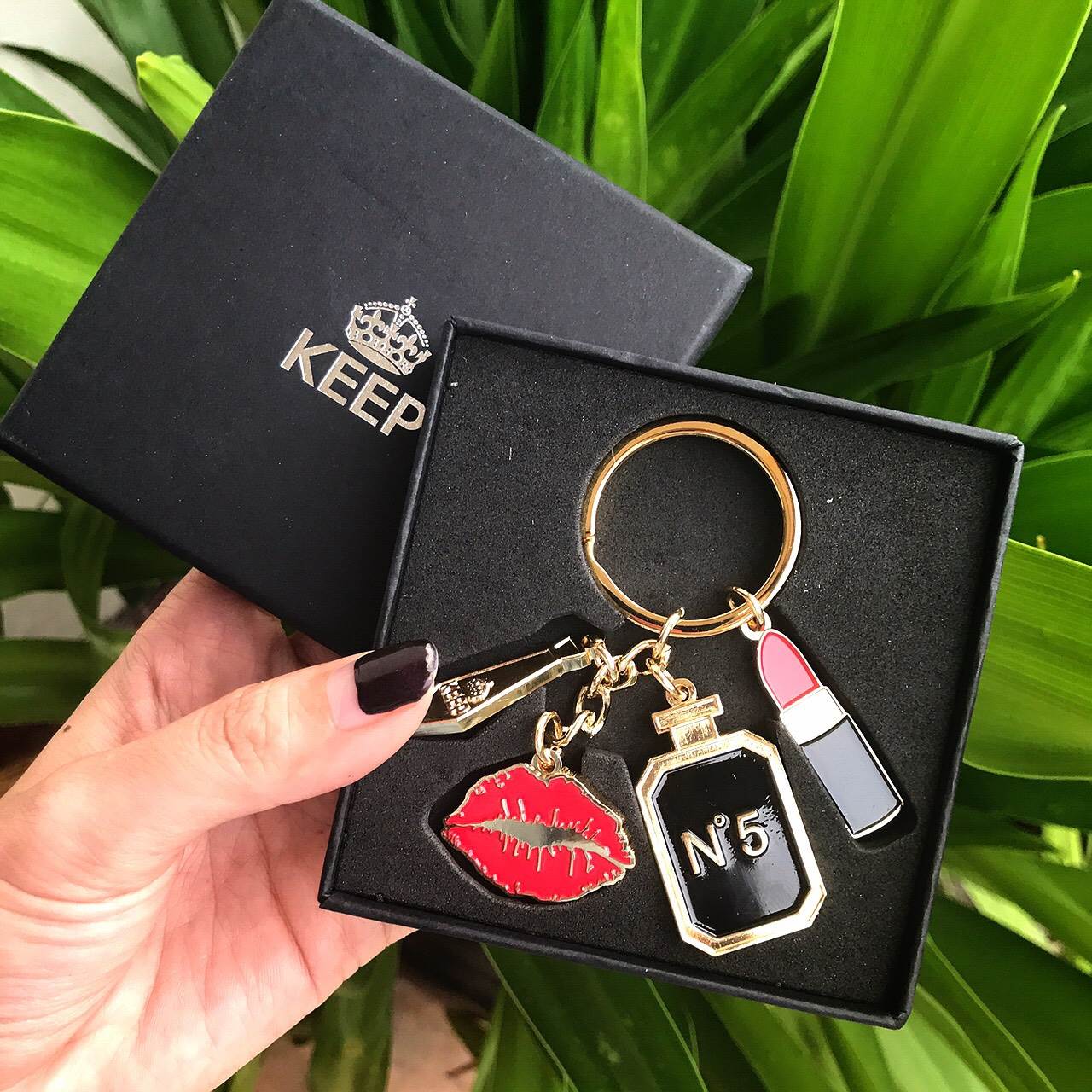 ครตามหากระเป๋าใบเล็กแนะนำ ใบนี้เลยค่าจากแบรนด์ KEEP จะแต่งตัวสไตล์ไหนก้อเอาอยู่ • รายละเอียดกระเป๋า > กระเป๋า หนังลาย คาเวียร์ ดูแลรักษาง่าย ทนทาน > ตัดกับอะไหล่ทอง อย่างดี > ลายกระเป๋าคลาสสิค ใช้ได้ไม่มี Out > มี พวงกุญแจรุ่นพิเศษจากแบรนด์ตกแ