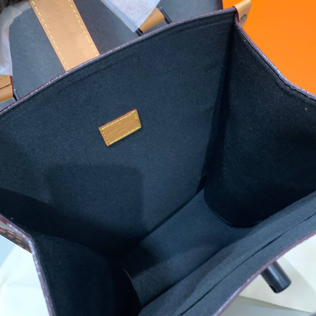 หนังแท้ LOUIS VUITTON MINI TOTE / LV MINI TOTE กระเป๋าทรงโท้ท โดดเด่นด้วยรายละเอียดของคลื่นใน Monogram เหมาะอย่างยิ่งสำหรับสิ่งของจำเป็น เช่น iPad โทรศัพท์ และสมุดโน้ต มีหูหิ้วแบบถอดได้สำหรับสะพายไหล่ ภาพสินค้าถ่ายจากงานขายจริง ใช้งานต่างประเทศได้