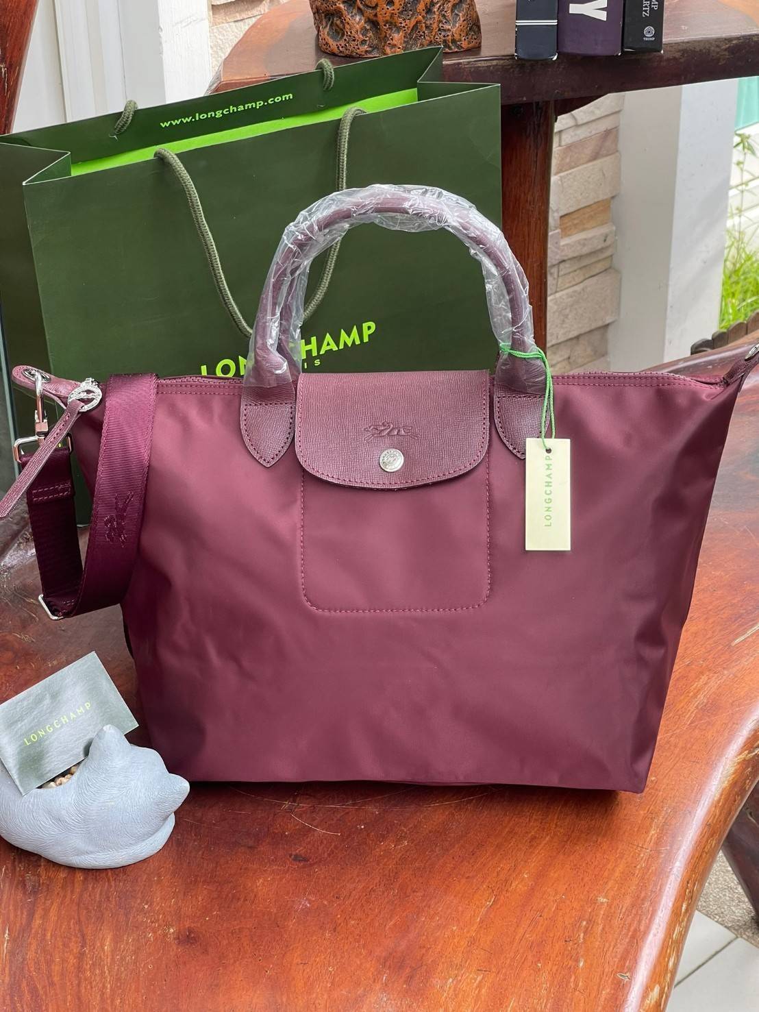 Longchamp LE PLIAGE NÉO TOP HANDLE BAG อีกหนึ่งรุ่นยอดนิยม ที่สาวๆ ต้องมีไว้เก็บไว้สักใบ กระเป๋าโท้ทใบนี้ มาพร้อมกับสีที่มีสไตล์เรียบง่าย มีสายสะพายยาวปรับสั้นยาวได้ช่วยให้คุณสามารถสะพายไหล่ได้อย่างสบาย ในตัวสายปักโลโก้อันเป็นสัญลักษณ์ ในขณะที่ที่ปิดแบบซิ