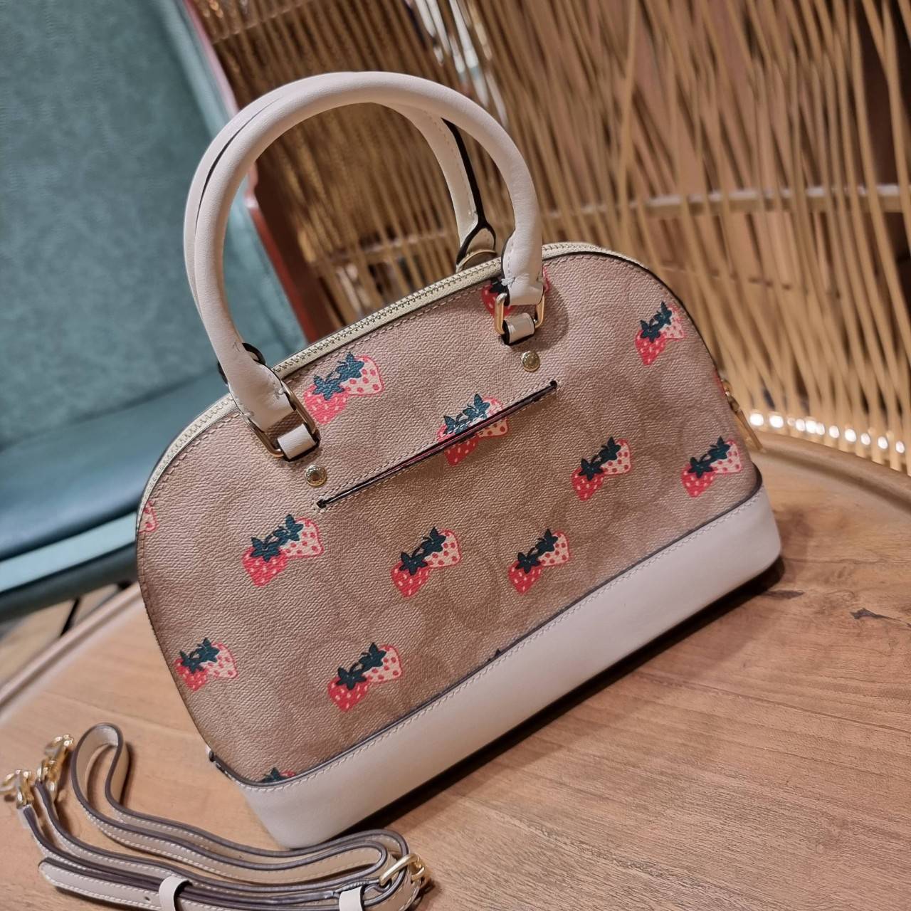COACH 91514 MINI SIERRA SATCHEL IN SIGNATURE CANVAS WITH STRAWBERRY PRINT สายคุณหนูมารวมตัวกันตรงนี้เลยจ้า!! ละมุนกว่านี้ไม่มีแล้ว กับกระเป๋าทรงโดมสุดคลาสสิค เพิ่มดีเทลลูกเล่นลายสตรอเบอรี่ ให้มีความคิ้วท์แบบไม่เยอะเกินไป ลงตัวพอดี มาพร้อมหูจับในตัวและสายส