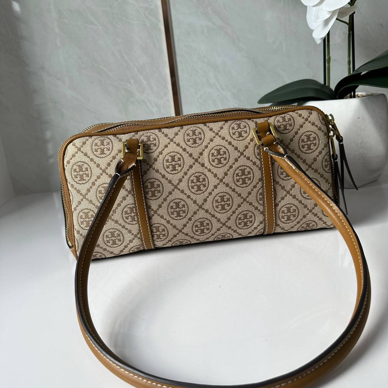 TORY BURCH Small T Monogram Marshmallow Satchel / Tory Burch tote handbag พร้อมส่ง 2 สี ใหม่ล่าสุด กระเป๋าสะพายไหล่ดีไซน์สุดทันสมัย ตัดเย็บสวยงาม ผ้า jacquard ตัดหนัง เปิด-ปิดแบบซิป มีช่องแบ่ง 2 ช่อง มีซิปลับด้านใน ใส่ของได้เยอะมากๆ ค่ะ