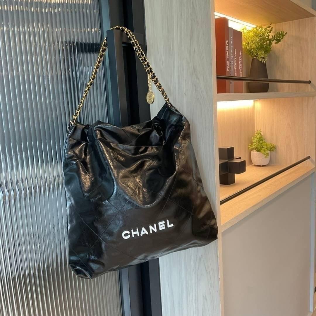 CHANEL 22 LEATHER HANDBAG พร้อมส่ง 2 สี ทรงยอดฮิตในปี 2023 กระเป๋าหิ้วหรือคล้องไหล่ได้ หนังอย่างดี หนังนิ่มมากๆ ยืดยุ่นได้ดีมีความทนทาน **ราคาพิเศษสุดคุ้ม งานสวยเกินราคา