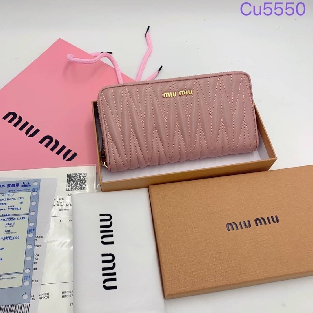 MIU MIU LONG ZIPPER WALLET / MIU MIU WALLET กระเป๋าสตางค์ใบยาว น่ารักพาใจฟู ดีไซน์น่ารักน่าใช้มาก เรียบง่ายแต่มีความโดดเด่นเปิด-ปิดด้วยซิป ภายในมีช่องใส่บัตร และใส่ธนบัตรได้ พร้อมช่องซิปแยกใส่เหรียญได้อีก พกพาง่าย