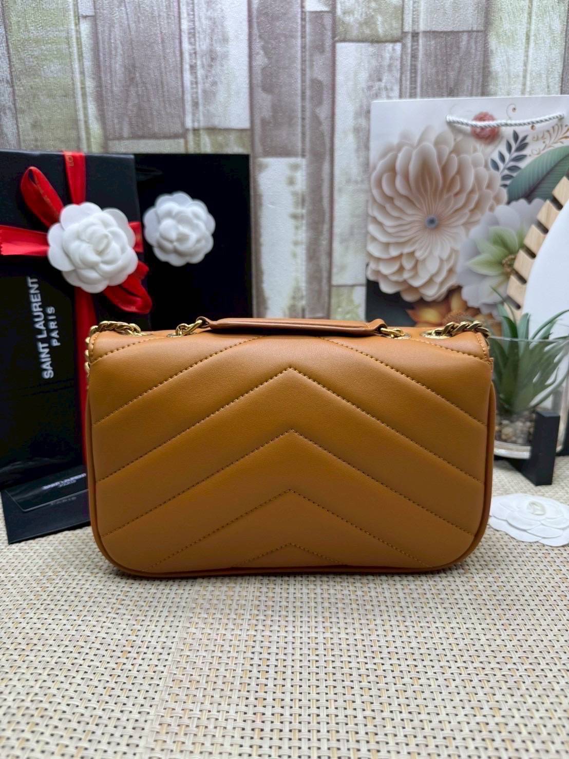 ORI หนังแท้ | YSL LOULOU small in MATELASSÉ กระเป๋าสะพายสายโซ่าีทองหรูหรา งานหนังแท้เนื้อนุ่มตะเข็บเย็บลายเชฟรอนสวยหรูโดดเด่นเป็นเอกลักษณ์ 🤍 เกรดออริจินอล หนังแท้