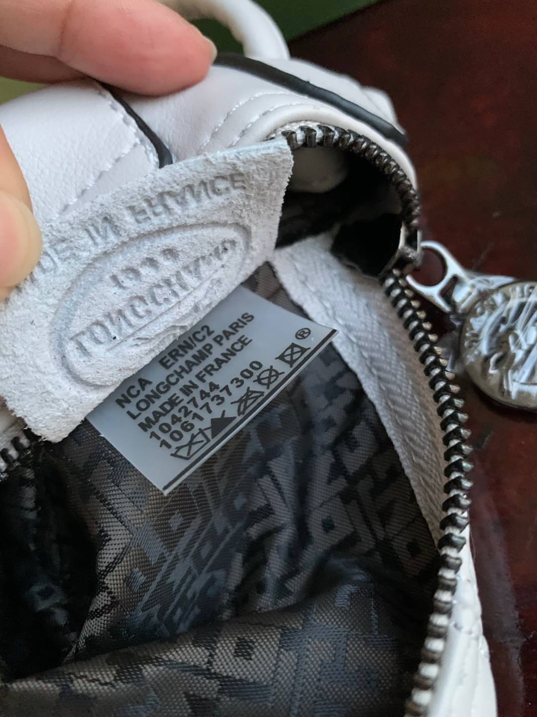 Longchamp Le Pliage Cuir Crossbody Bag อีกหนึ่งคอลเลคชั่น Le Pliage Cuir หนึ่งในตระกูลกระเป๋าสุดไอคอนิกจากแบรนด์ Longchamp และจัดการปรับดีไซน์ให้มีขนาดเล็กลงในทรงcrossbody กะทัดรัดสะพายแล้วคล่องตัว ด้วยดีไซน์ที่ดูเป็นเอกลักษณ์การใช้งานช่องหลักที่ซิปด้านหล