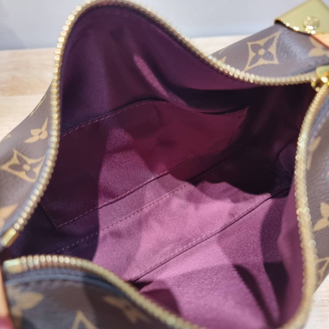 LV SIDE TRUNK MONOGRAM สุดยอดกระเป๋าไอคอนนิค ทรงสวย ใหม่ล่าสุด สวยมีเสน่ห์ รูปทรงกล่อง โดดเด่นด้วยหมุดเข้ามุม ซิปเปิด-ปิดล็อคได้ วัสดุหนังแคนวาส