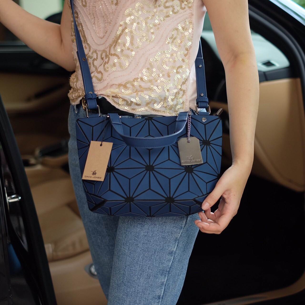 New Collection ka ' Matte Color ' ✨✨ สีด้าน มีให้เลือกถึง 4 สี 🍭🍭แถมยังลาย Limited edition หายาก 👍ปรับทรงได้ 2 แบบ น่ารักมาก จากแบรนด์ David Jones กระเป๋าสะพายข้างดีไซน์เกร๋มาก สีสวยหรูมาก ขนาดกะลังดีเลย น้ำ