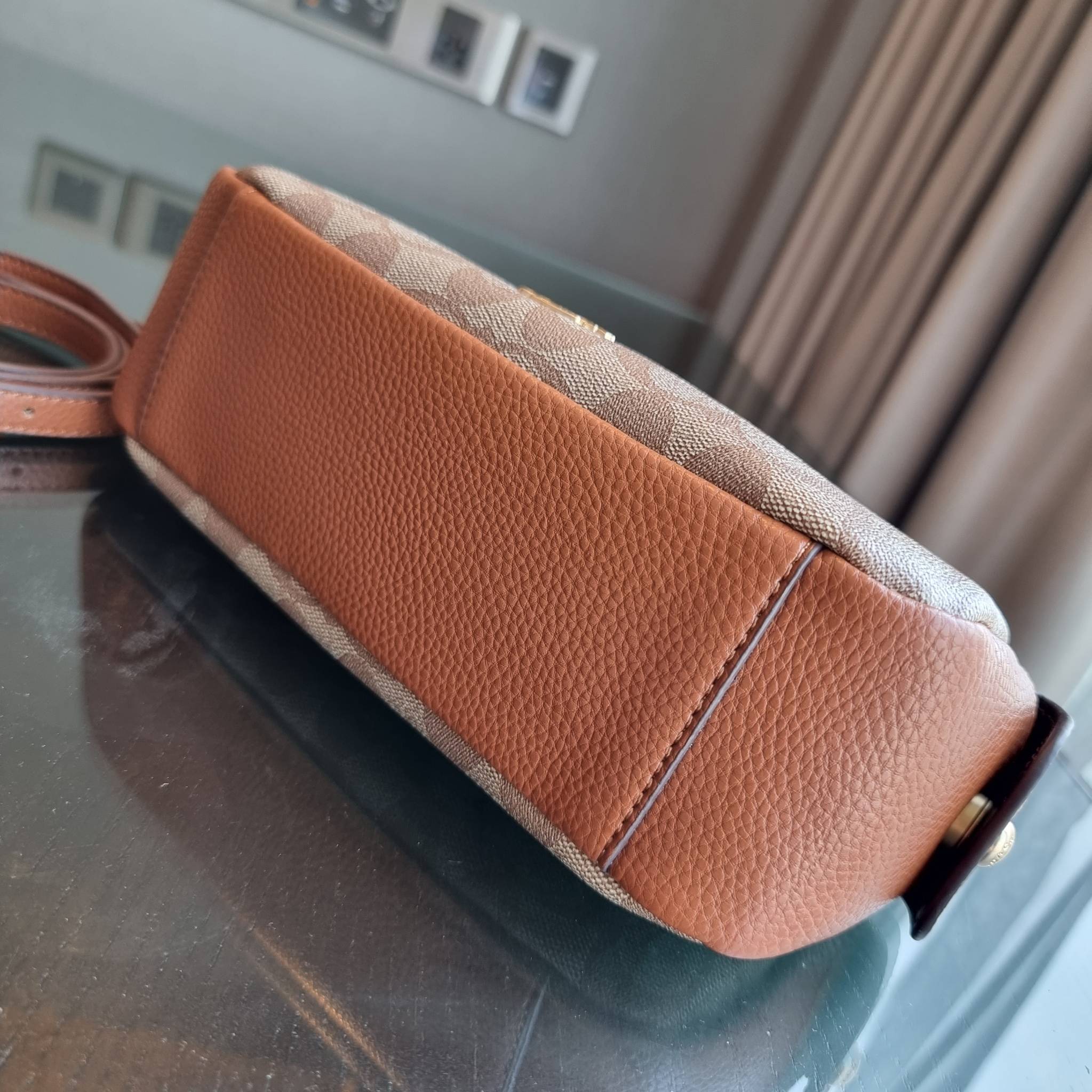 COACH C7223 PENNY SHOULDER BAG 25 IN SIGNATURE CANVAS คอลเลคชั่นเพนนีสุดคิ้วท์ ในรูปแบบของกระเป๋าสะพายไหล่กึ่งทรงพอช พร้อมเสิร์ฟความสวยถึงบ้านไปเลย!! ด้วยดีไซน์คลาสสิคย้อนยุค ที่แอบแฝงความเรียบหรู มาพร้อมสายสะพาย 2 เส้น เป็นสายคล้องมือและสายสะพายครอสบอดี้