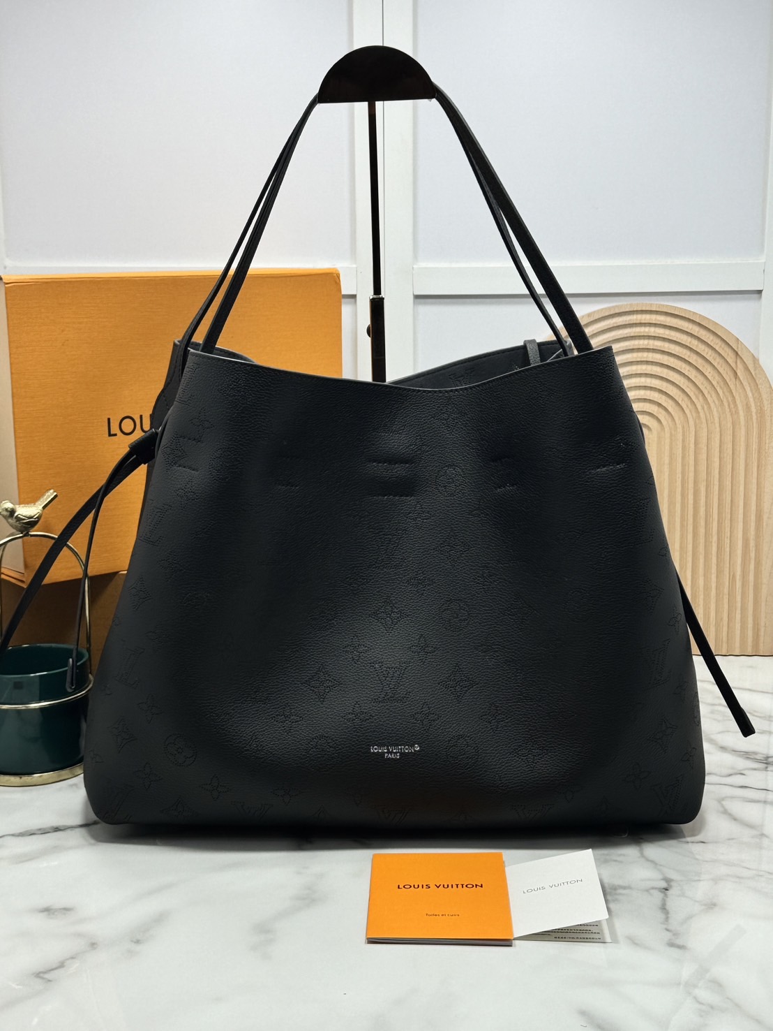 ORI หนังแท้ | LV Boundless Bag กระเป๋าสะพายทรงโท้ทใบใหญ่ ฉลุลายโมโนแกรมเต็มใบ สวยสุดคลาสสิก โทนสีเรียบง่ายใช้งานง่าย หรูหรามีระดับเหนือกาลเวลา