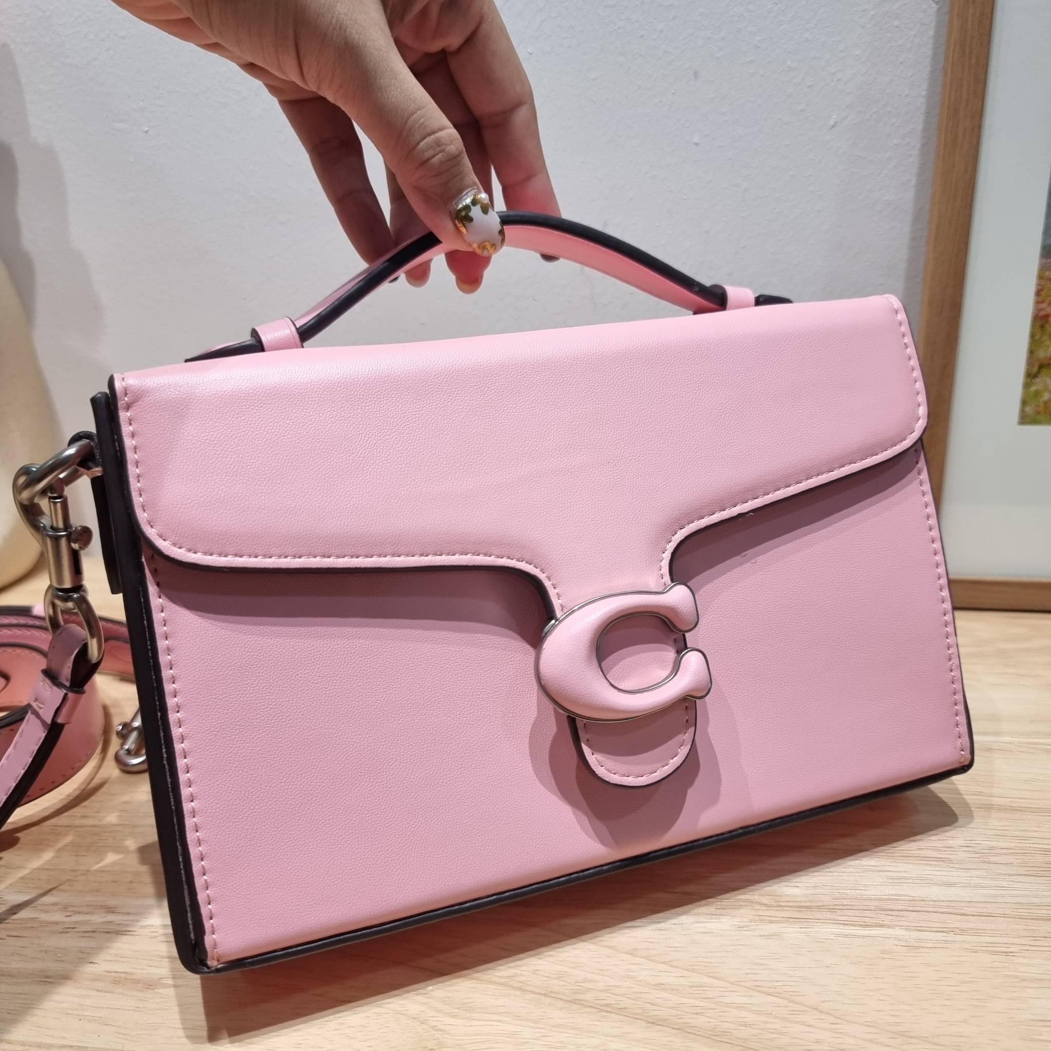 COACH CH798 TABBY BOX BAG IN SIGNATURE CANVAS ดีไซน์ใหม่ปี 2023 กับกระเป๋าสะพายมัลติฟังก์ชั่น ครบครัน ใช้งานได้หลากหลาย สวยคมชัด คลาสสิคใช้ได้ทุกลุค