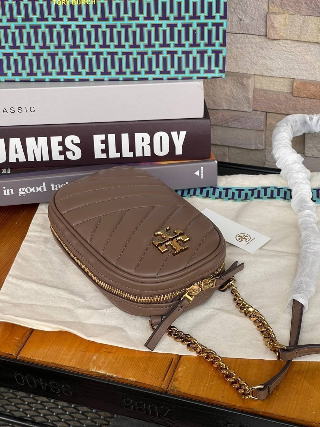 OUTTLET 】Tory burch kira chevron n/s crossbody bag กระเป๋าสำหรับใส่มือถือหรือของจุกจิกต่างๆ ได้กลายมาเป็นแฟชั่นสุดร้อนแรงแห่งปี คอลเลคชั่นนี้ออกมาเพื่อเอาใจสาวๆโดยเฉพาะ สีสันสุภาพเพื่อให้แมทช์กับสีสันของเสื้อผ้า ได้ง่าย ภายในยังสามารถแบ่งสันปันส่วนไว้สำหร