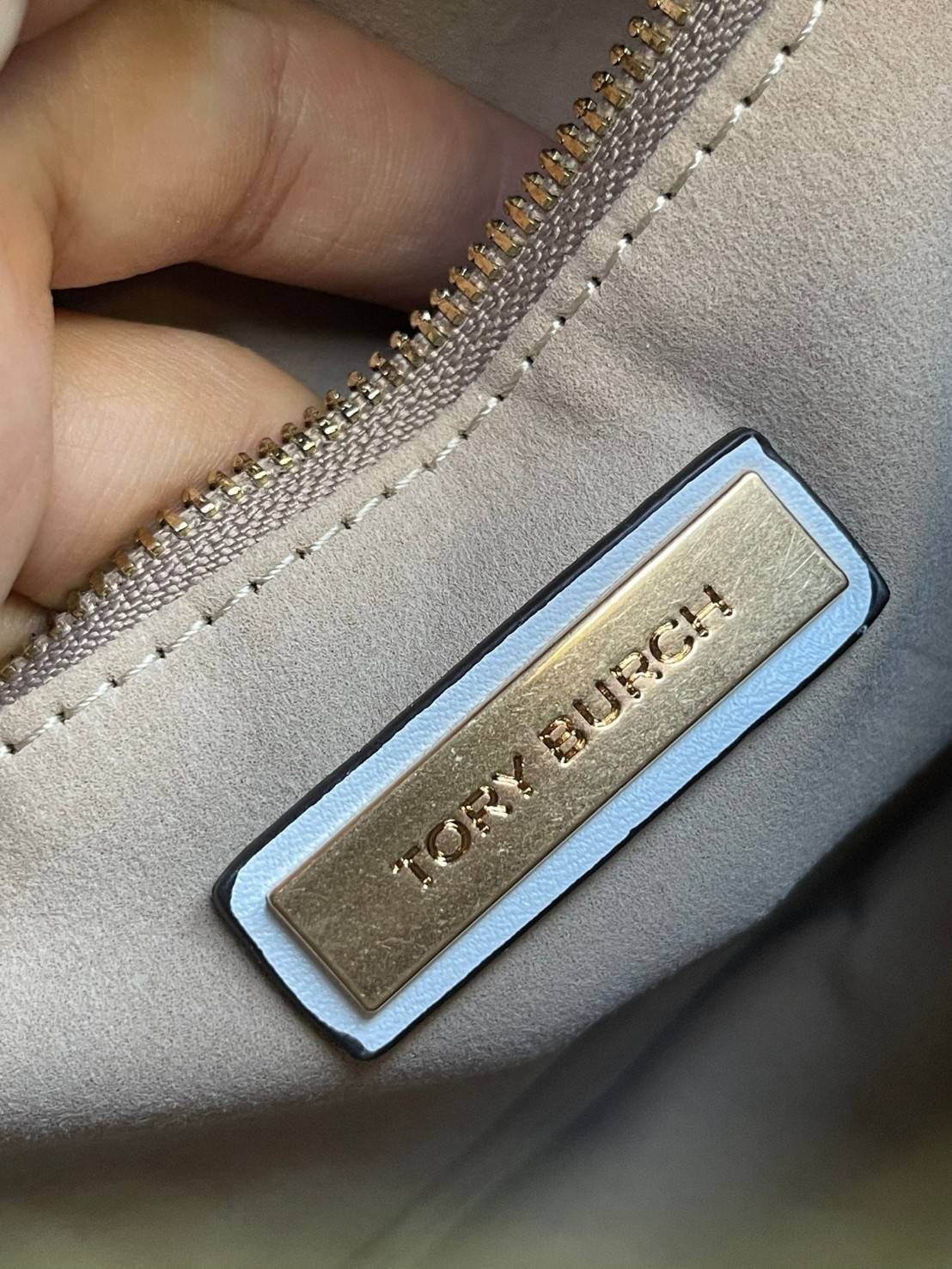 ของแท้ 💯% 】TORY BURCH T MONOGRAM JACQUARD CAMERA BAG การออกแบบที่เรียบง่าย แต่ยังคงความหรูหราเอาไว้ โดดเด่นด้วยลวดลาย T Monogram ซึ่งสามารถบ่งบอกความเป็นตัวตนของแบรนด์ได้อย่างชัดเจน