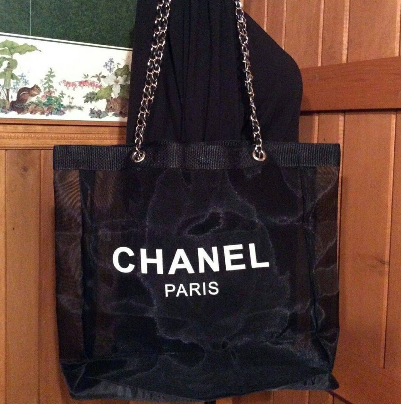 Chanel Black Mesh Tote Bag with Chanel Ribbon กระเป๋าแบรนด์ชาแนล ทำจาก 100% Polyester Mesh รุ่นนี้ สายสะพายโซ่สี rose gold ตัดกับหนัง เพิ่มความหรูหรา น่าใช้ อะไหล่ทุกจุดปั๊มแบรนด์ มาพร้อมริ้บบิ้น Chanel เพื่มดีเทล กระเป๋าด้านหนึ่งสกรีนชื่อแบรนด์ Chanel อี