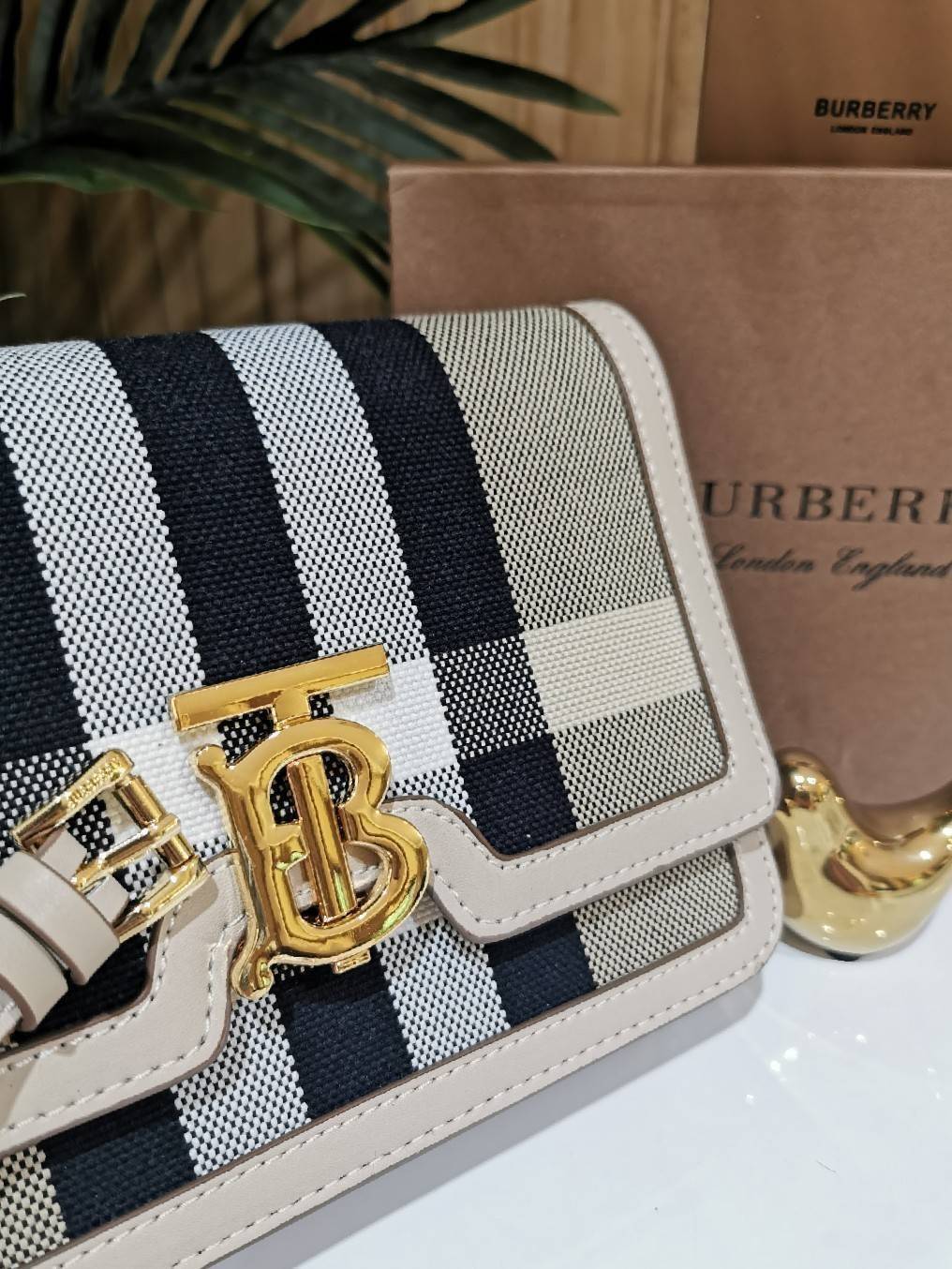 BURBERRY FRAGRANCES LEATHER CROSSBODY BAG VIP GIFT WITH PURCHASE (GWP) กระเป๋าสะพายพรีเมี่ยมกิ๊ฟรุ่นใหม่ล่าสุด Limited จาก BURBERRY Perfume DutyFree วัสดุ Canvas & Leather ลาย Vintage คอลเลคชั่นใหม่ทรงเหลี่ยมสวยหรูดูดี เปิดปิดด้วยฝาปิดสัญลักษณ์รูปTB ภายใน