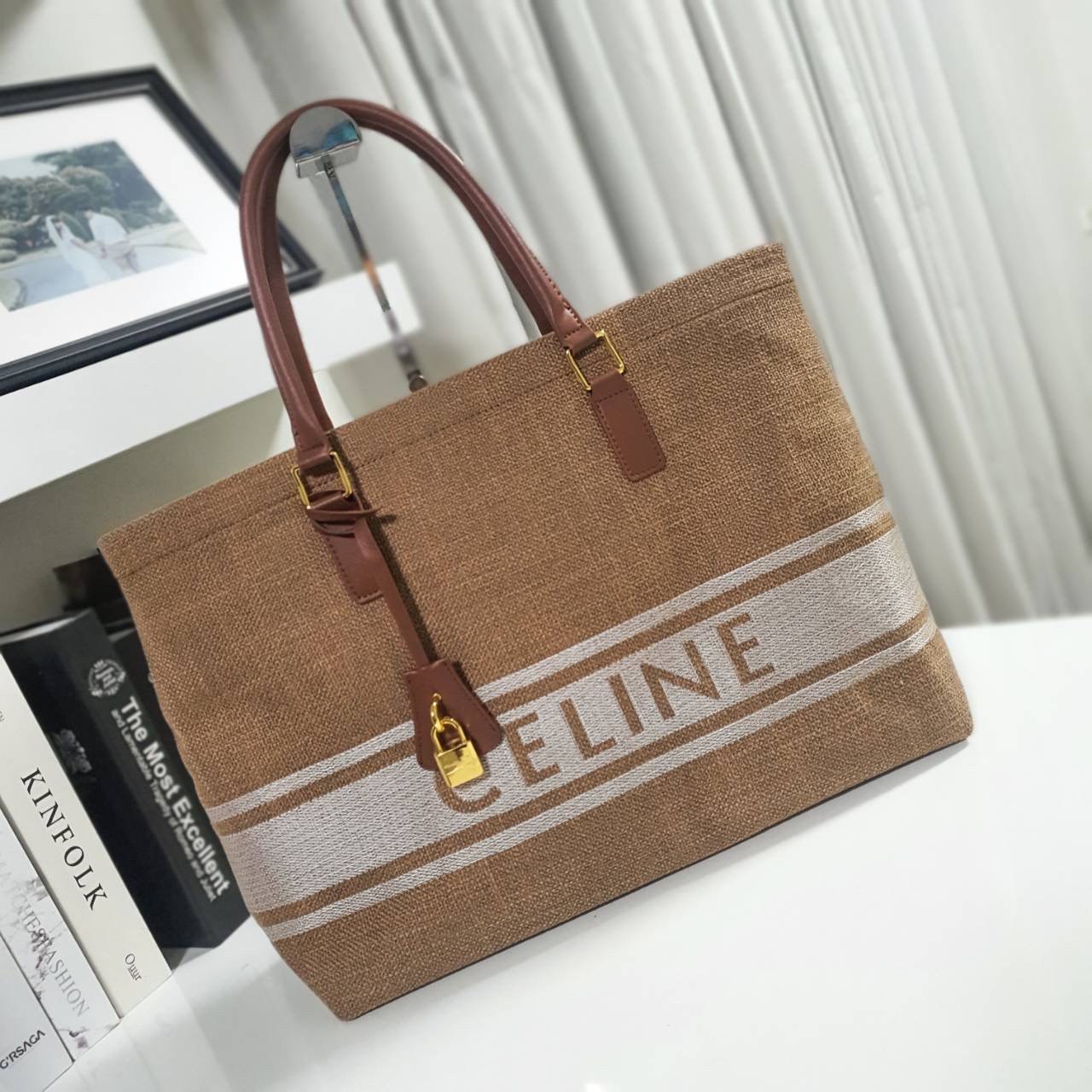 พร้อมส่งที่ไทยกับ CELINE TOTE BAG VIP GIFT WITH PURCHASE (GWP) พรีเมี่ยมกิ๊ฟ Limited Edition จาก PERFUME DUTYFREE COUNTER กระเป๋าสะพายทรง TOTE สุดชิค วัสดุผ้าแคนวาสเต็มใบสกรีนโลโก้แบรนด์ด้านหน้า ด้านในมีข่องใส่ของโล่งกว้าง ใส่ Notebooks ได้ พร้อมช่องซิปอี