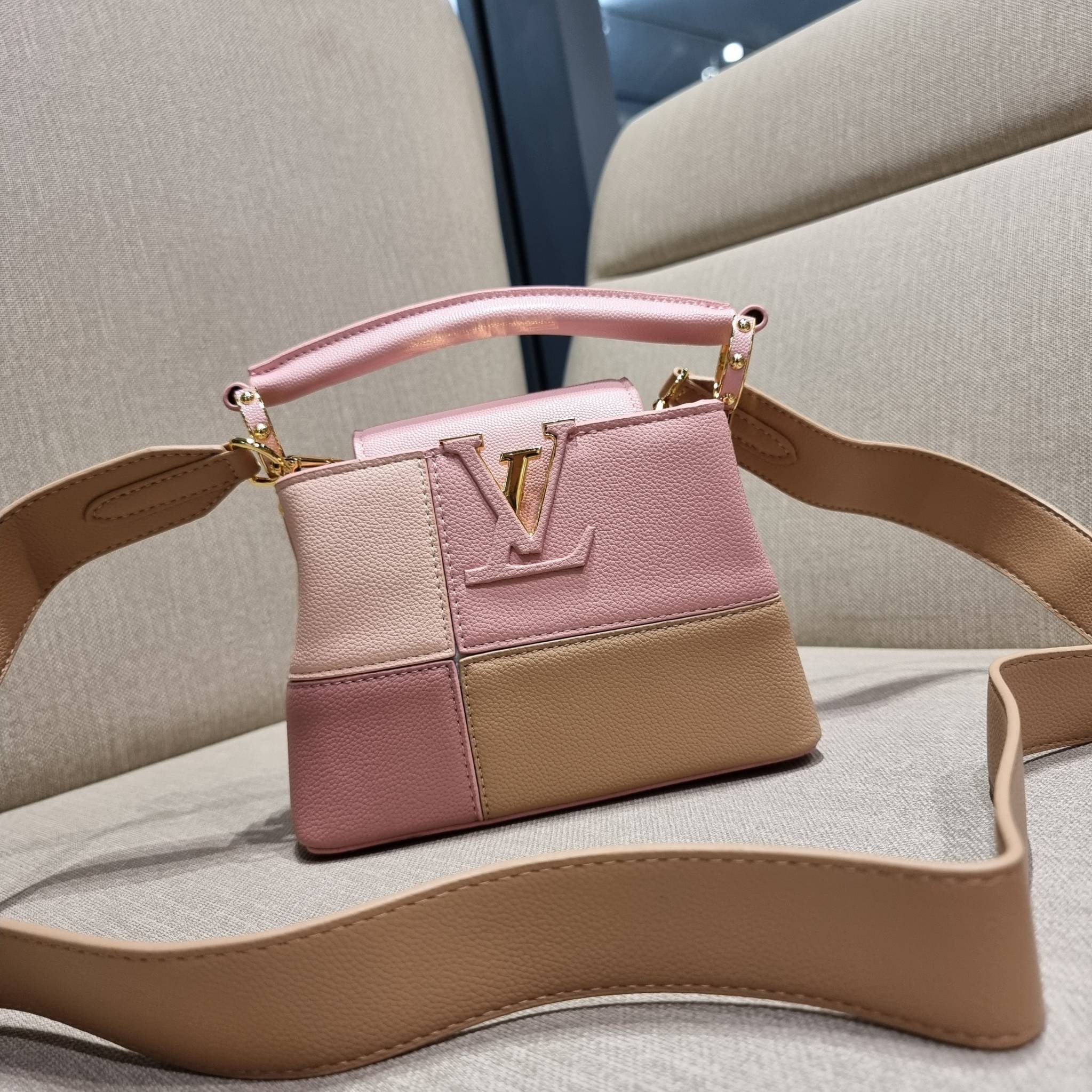 LV capucines mini top handle VIP ที่สุดของความสวยในราคาเบาๆ กระเป๋าถือสุดหรู ดีไซน์ทรงคลาสสิค ที่รอบนี้มาในไซส์มินิ ดีงามม้ากกกก!! มาพร้อมหูจับในตัว ด้วยรูปทรงวินเทจและวัสดุหนังลูกวัว ขับผิว ทำให้ไอเท็มนี้สะกดทุกสายตาจริงๆ และยังมีลูกเล่นที่ฝาปิดกระเป๋า ท