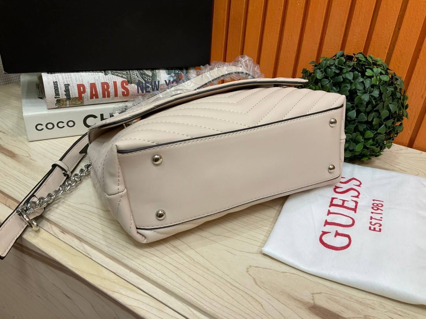 ของแท้ 💯% 】GUESS BLAKELY TOP HANDLE FLAP BAG กระเป๋สะพายรุ่นใหม่ล่าสุด รุ่นยอดนิยมสวยอยู่ทรง วัสดุหนังนิ่ม น้ำหนักเบา มีฐานกว้างตั้งอยู่ทรง ด้านหน้าประดับด้วยโลโก้แบรนด์สวยโดดเด่น