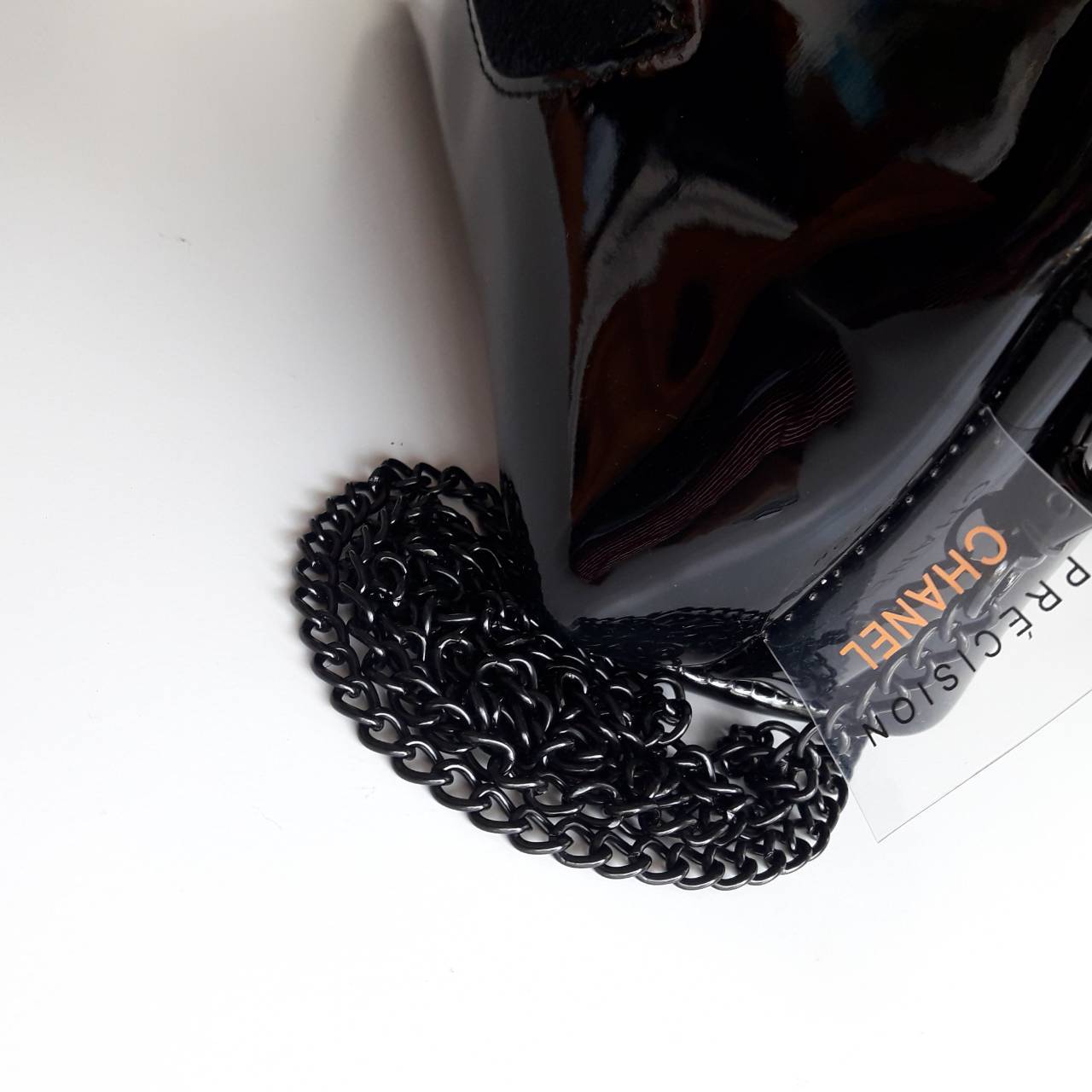 รุ่นใหม่ค้าา♡ Chanel precision luxury leather clutch with chain จากงานพรีเมี่ยมกิ๊ฟ แบรนด์ดังหนังแก้วมันสวยหรู ด้านหน้า ตกแต่งโลโก้แบรนด์บนเฟอร์สีดำ สายโซ่ยาวสีดำสุดหรู สายถอดเก็บได้ ด้านในบุผ้ามันสีแดง ปั้มแบรนด์แท้ จุของได้เยอะ ใส่มือถือได้ทุกรุ่