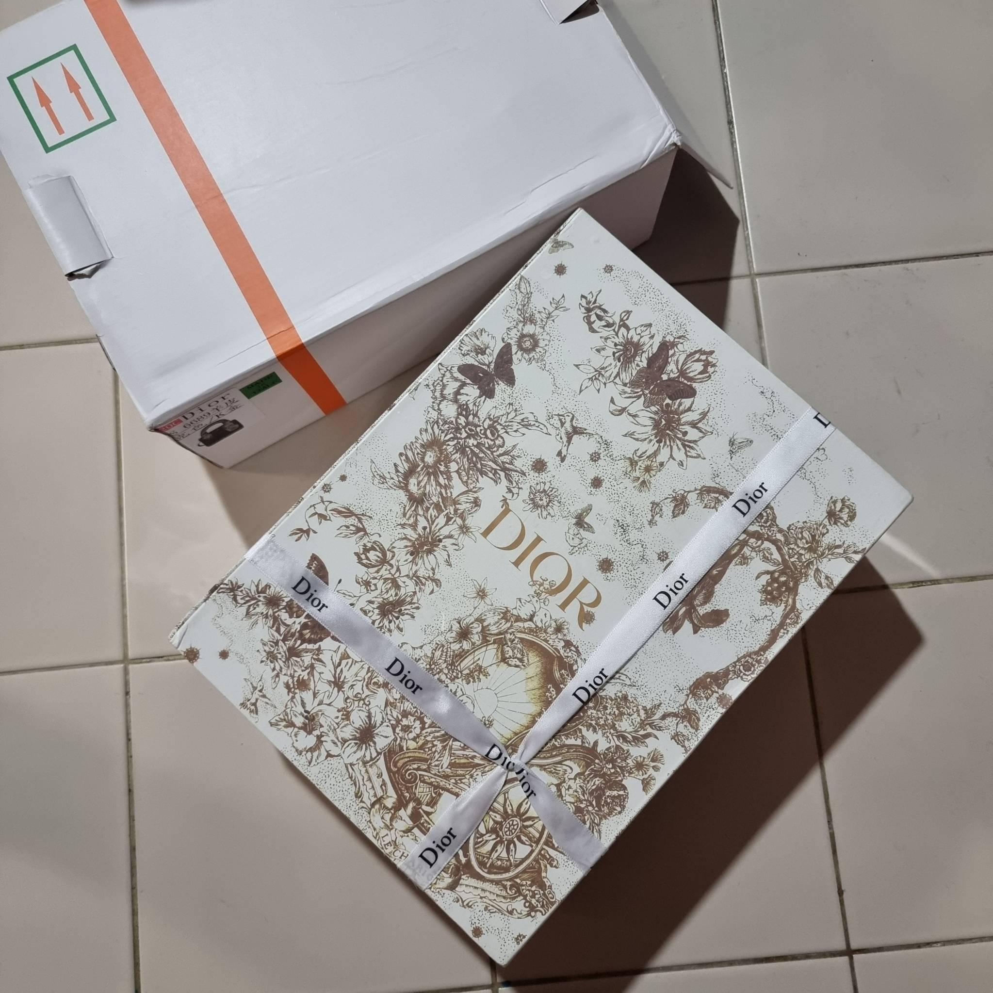 DIOR CD LADY BAG กระเป๋าสะพายข้างพรีเมี่ยมกิ๊ฟสุดฮอต ดีไซน์เรียบง่าย แต่แฝงไปด้วยความหรูหรา ทรงกล่องคลาสสิค โดดเด่นด้วยพวงกุญแจอะไหล่สีทอง วัสดุหนังแท้ มีหูจับในตัวและสายครอสบอดี้สุดเลิศ ที่มาพร้อมอะไหล่ฟอนท์สีทองเรียงร้อยในสายหนัง แต่งเติมดีเทลอัพราคาไปอ