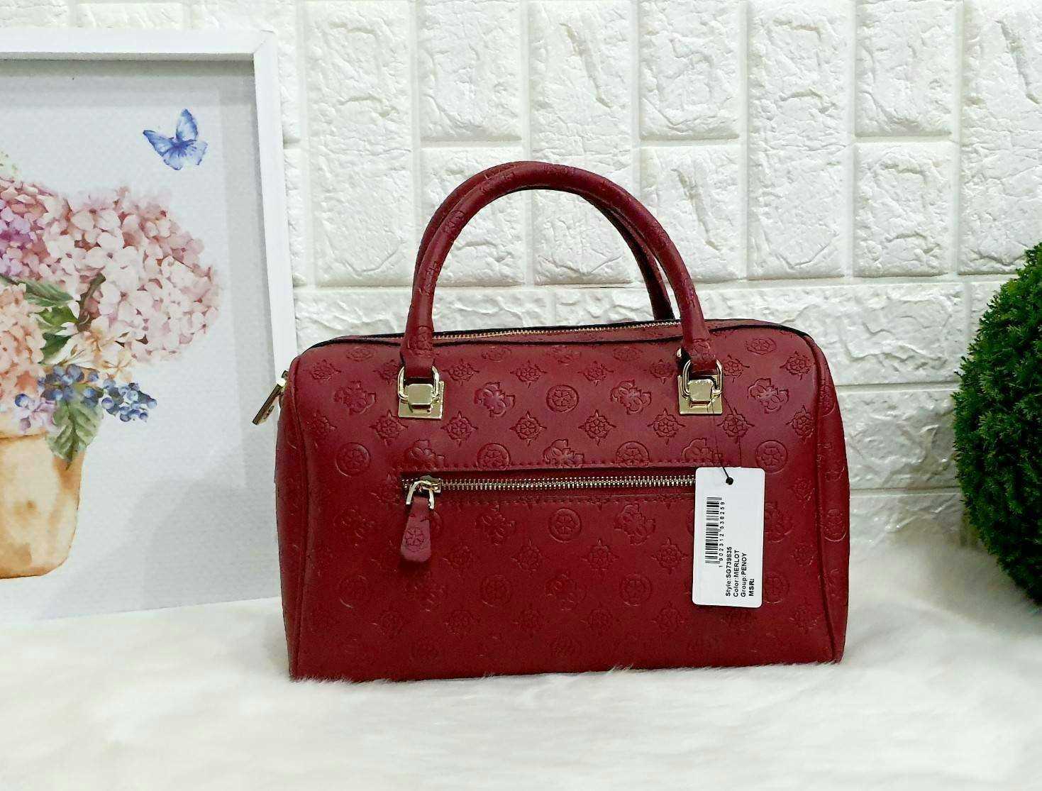 Guess Peony Classic Box Satchel คอลเลคชั่นใหม่สวยหรูจาก Guess กระเป๋าสะพายหนังนิ่มปั๊มแบรนด์รอบใบ ขนาดกำลังดี ฐานกระเป๋ามีหมุดรองฐานกันรอย หัวซิปปั๊มแบรนด์ ภายในกว้างจุของได้เยอะ มาพร้อมสายปรับและถอดออกได้ พร้อมส่ง 4 สี สวยทุกสี พลาดไม่ได้กับสาวยุคใหม่เลย