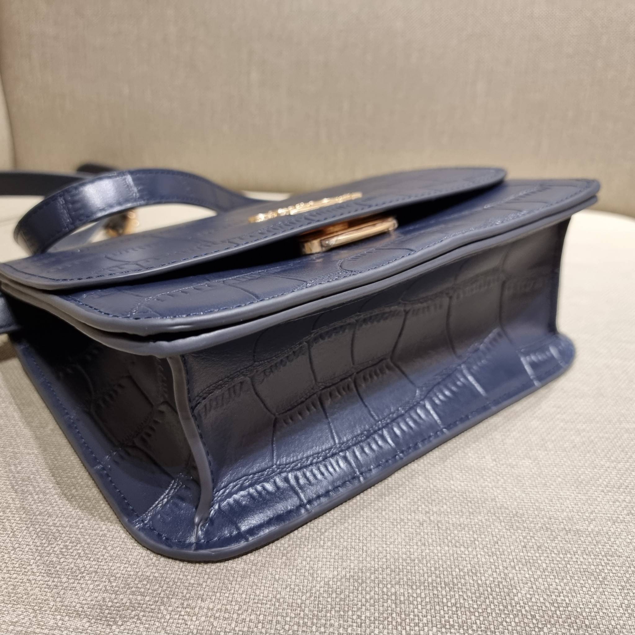 COACH C5631 BRYNN FLAP CROSSBODY แซ่บที่สุด ใหม่ที่สุด!! คอลเลคชั่นใหม่!! มองยังไงก็หลงรักละสายตาไม่ไหว กระเป๋าสะพายข้างลุคไฮน์ ที่ดีไซน์ออกมาได้ปัง และดูแพงมากๆ ด้วยดีเทลคลาสสิค รูปทรงใช้งานง่าย เรียบๆแต่มีดีเทล วัสดุหนังลายจระเข้ สวยม้าก!!! เปิด-ปิดด้วย