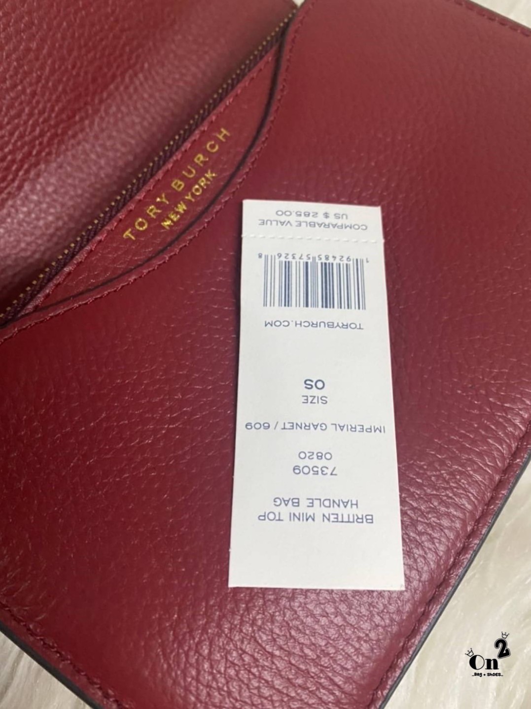 TORY BURCH BRITTEN MINI TOP HANDLE BAG พร้อมส่งที่ไทย กระเป๋าสะพาย Crossbody วัสดุหนังวัวแท้ การออกแบบเรียบง่าย ยังคงความหรูหราเอาไว้ มาพร้อมสายยาวโซ่อะไหล่ทองสลับหนัง ถอดออกได้ ตอบสนองการใช้งานได้ดี มีหูหิ้วด้านบนสามารถใช้งานได้ในหลายโอกาสค่ะ