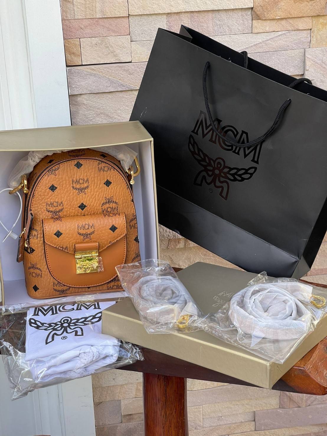 M.C.M Stark X-Mini backpack เป้ไซซ์จิ๋วสุดชิค โดดเด่นด้านการใช้งาน เอาอยู่ทุกสถานการณ์ กระเป๋าเป้ไซส์มินิรุ่นนี้ผสมผสานลวดลายเอกลักษณ์ของ M.C.M เข้ากับหนังและผ้าแคนวาสเคลือบผิวได้อย่างสวยงามค่ะ