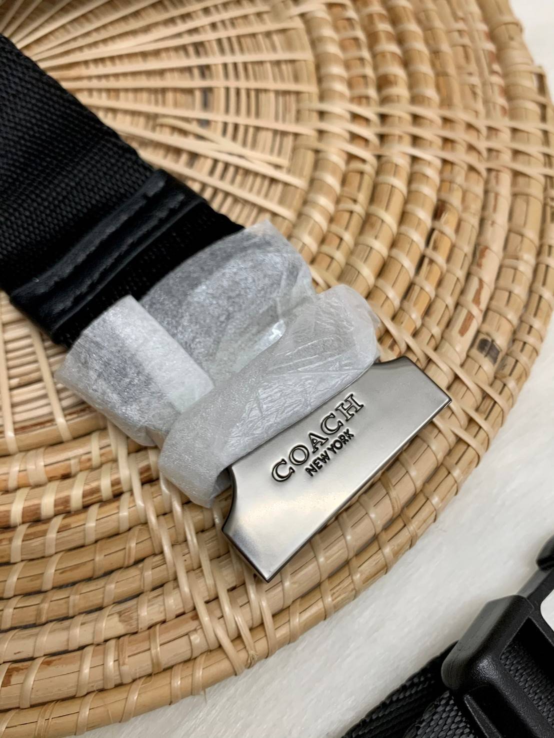 OUTTLET 】COACH WARREN BELT BAG IN SIGNATURE WITH PLAID PRINT ใบใหญ่คะ! ((83001)) สีเข้าใหม่ เอาใจวัยโจ๋ไปเลยจ้าา กระเป๋าคาดอกด้านหน้า//คาดไปทางด้านหลัง//หรือคาดเอวได้ ตามแต่ความถนัดได้เลยนะคะ หนังแท้ ด้านหน้าปริ้นลายสก๊อต+โลโก้แบรนด์ ได้สวยงามมากค่ะ กระเป