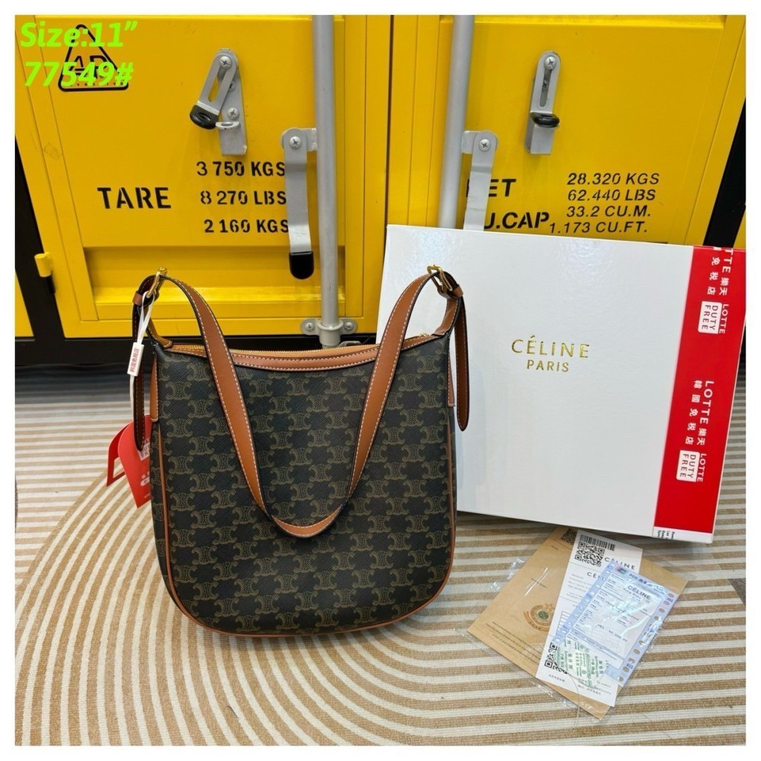 CELINE HELOÏSE CUIR TRIOMPHE Small Bag in Triomphe Canvas กระเป๋าสะพายทรงโฮโบ คอลเลคชั่นใหม่ ฮิตข้ามปี ใบใหญ่จะสัมภาระได้เยอะ รูปทรงใช้งานง่ายที่สุด สายสะพายในตัว สวยหรูผู้ดี