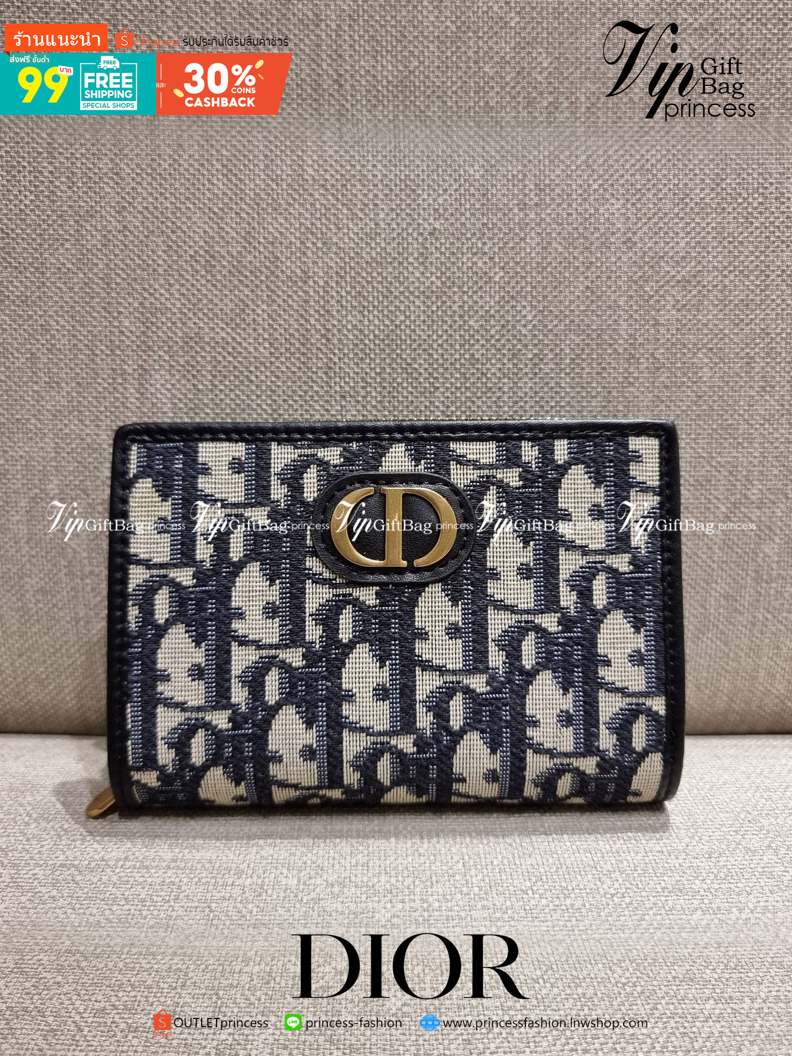 VIP 】CD MULTI WALLET WITH GWP กระเป๋าสตางค์ขนาดเหมาะมือ พรีเมี่ยมกิ๊ฟจากเคาน์เตอร์ ดีไซน์แปลกใหม่ ไม่ซ้ำใคร สลับเปิดได้ 2 ฝั่ง ตรงกลางเป็นช่องซิป วัสดุผ้าแคนวาสปักลาย สลับหนังแท้ภายใน ภายในมีช่องใส่บัตร ใส่ธนบัตรได้ สะดวกใช้มากๆ มาพร้อม box set ในราคาที่ถ
