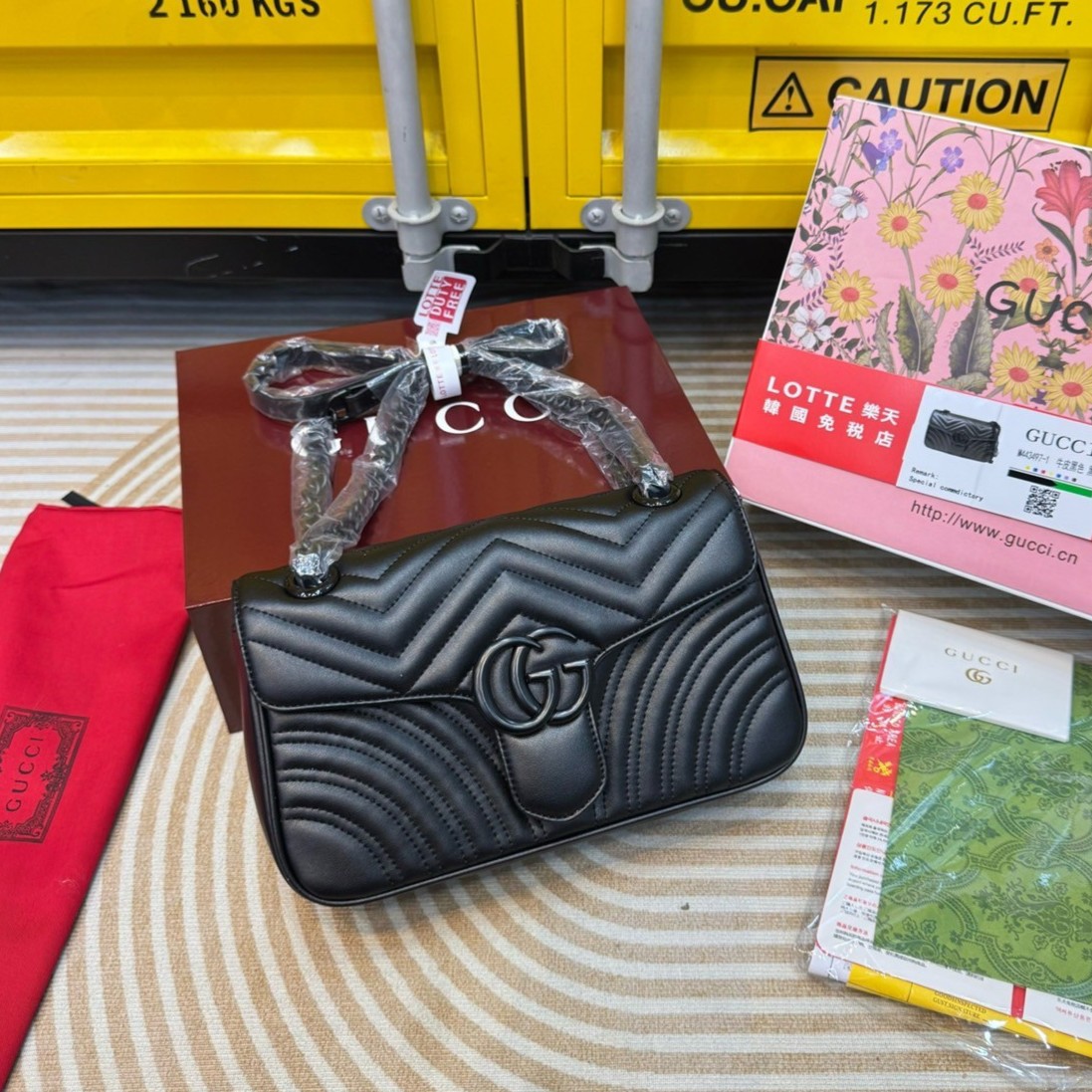 GUCCI GG Marmont medium shoulder bag 🖤 กระเป๋าสะพายข้างรุ่นคลาสสิค ดีไซน์ใหม่ อะไหล่ดำ สะพายขับผิว ดูแพง อัพลุคได้สบายๆ เปิด-ปิดด้วยตัวกดล็อคแน่นหนา ด้านหลังดีไซน์รูปหัวใจ