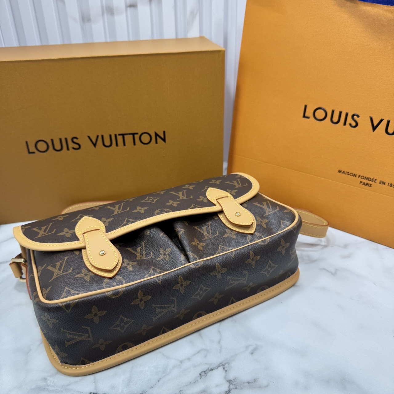 ORI หนังแท้ | LV Satchel Messenger Bag กระเป๋าสะพายทรงแมสเซนเจอร์ ดีไซน์วินเทจสุดไอคอนิกยุค'90s รังสรรค์จาก Monogram แคนวาส แต่งขอบหนัง ได้แรงบันดาลใจจากกระเป๋ารุ่น Gibecière ใช้งานในทุกวันกับทุกลุค