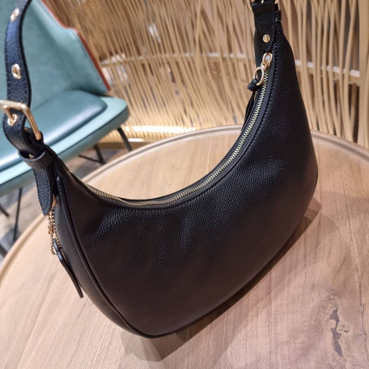 COACH C4108 BAILEY HOBO WITH WHIPSTITCH BEST SELLER ต้องมา!! กระเป๋าทรงโฮโบ ดีไซน์หรูหรา แมชท์ง่ายกับทุกไลฟ์สไตล์ วัสดุหนัง pepble หนังนิ่มสวย เปิด-ปิดด้วยซิปรูดใช้งานง่าย ภายในโล่งกว้าง สายคล้องสะพายไหล่ มีดีเทลน่ารักน่าใช้ ใช้งานสะดวกและง่ายต่อการใช้ชีว