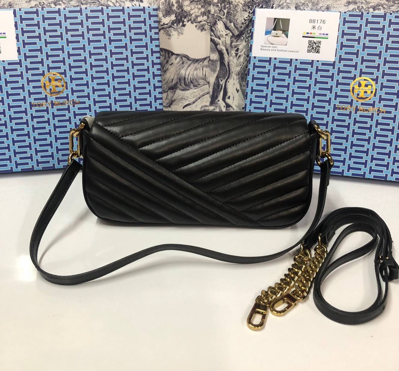 TORY BURCH KIRA CHEVRON SMALL FLAP SHOULDER BAG รุ่นใหม่ พร้อมสีใหม่ มาให้จับจองแบบไม่ต้องรอพรีฯ กระเป๋าสะพาย ขนาดกะทัดรัด ไซส์สะพายคล่องตัว หรือจะคล้องไหล่ หรูๆ ลูกคุณหนูไปอีก สีผู้ดีมากๆ ดีไซน์รูปทรงคลาสสิคเฉพาะตัว วัสดุหนังแกะ สัมผัสนิ่ม เปิด-ปิดด้วยกร
