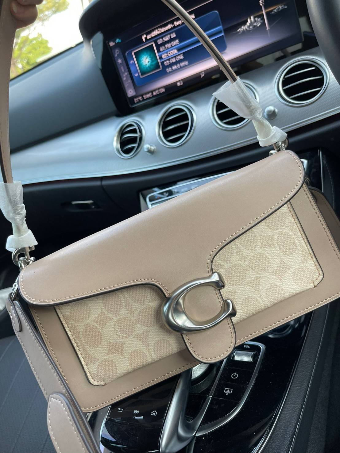 Coach tabby shoulder bag ให้ลุคเก๋ ๆ ด้วยสีและลวดลายคลาสสิกตามแบบฉบับสาว Coach กระเป๋าสะพายไหล่สุดคลาสสิกรุ่นนี้ เป็นรูปทรงสี่เหลี่ยมผืนผ้าที่เข้าได้กับสาว ๆ ทุกสไตล์ หมุดสำหรับเปิดปิดกระเป๋าที่เป็นรูปตัว C ทำให้ได้กระเป๋าที่บ่งบอกความเป็น Coach ได้อย่างส