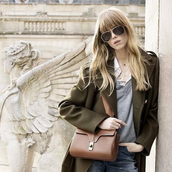 พร้อมส่งความสวย✴️นาทีนี้ต้อง CELINE TRIOMPHE CROSSBODY BAG SMOOTH CALFSKIN VIP GIFT WITH PURCHASE-GWP พรีเมี่ยมกิ๊ฟ Limited Edition จาก CELINE PERFUME DUTY FREE COUNTER วัสดุ หนังแท้ CALFSKIN ดีไซน์สวยหรูสุดคลาสสิคหนังเรียบสวยอยู่ทรงเปิดปิดด้วยฝาปิ