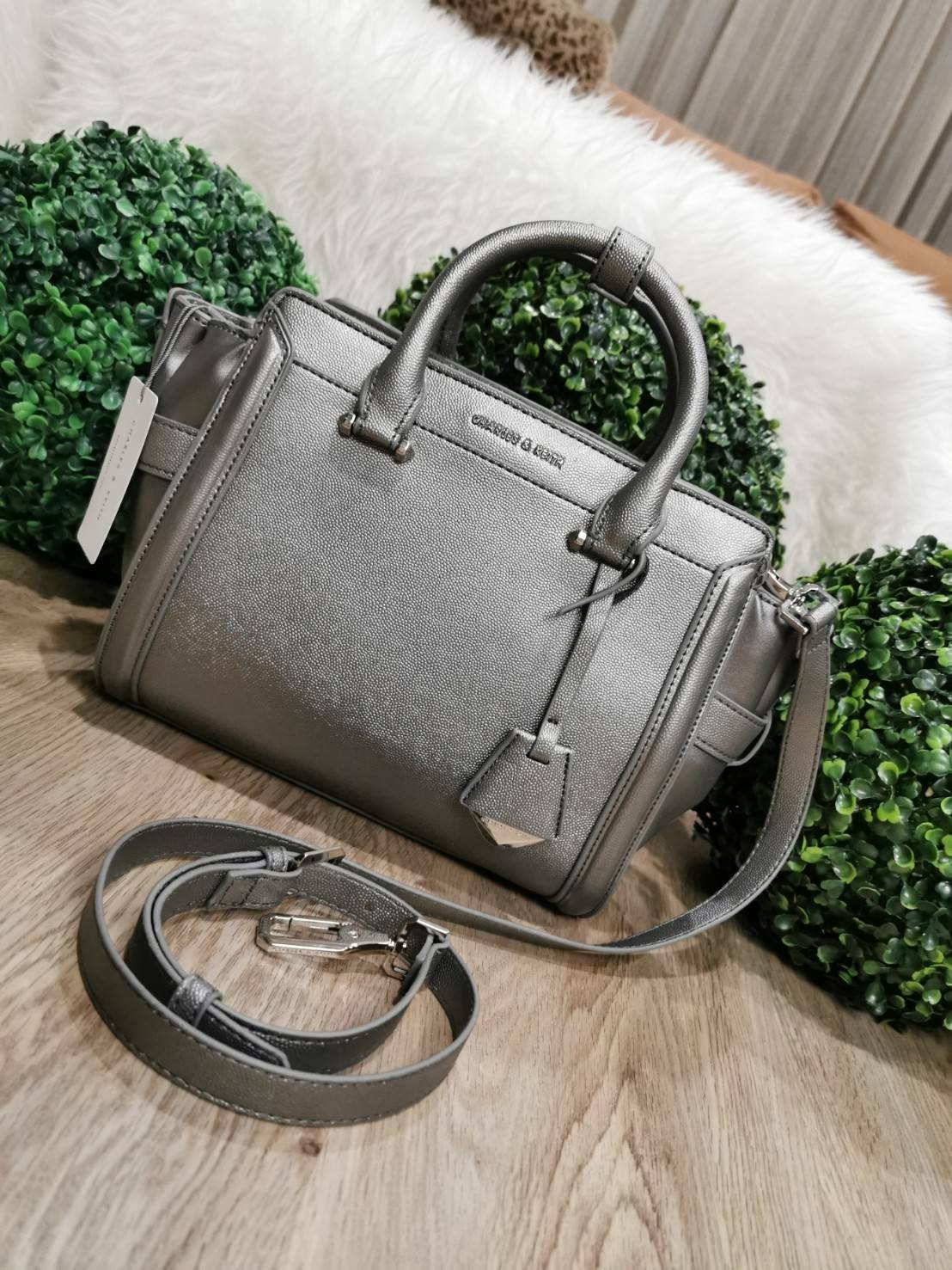 CHARLES & KEITH SAFFIANO TRAPEZE BAG กระเป๋าถือหรือสะพายรุ่นยอดนิยมดีไซน์สวยหรูวัสดุหนังคาเวียร์อยู่ทรง ด้านข้างเเต่งหนังช่องตัดดูมีดีเทล ด้านหน้ามีโลโก้ ด้านหลังมีช่องซิป เปิดปิดด้วยซิปหัวซิปแบรนด์ หูจับเเข็งแรง พับลงได้ พร้อมสายสะพายหนังปรับระดับได้ถอดไ