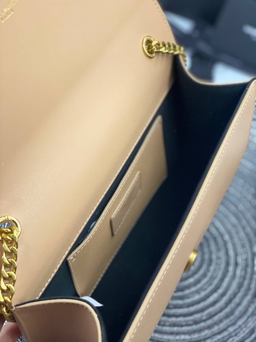 VIP 】หนังแท้ YSL Saint Laurent Monogram Kate Leather Shoulder Bag พร้อมส่งที่ไทย!! สีครีม รุ่นหนังเรียบ อะไหล่ทอง