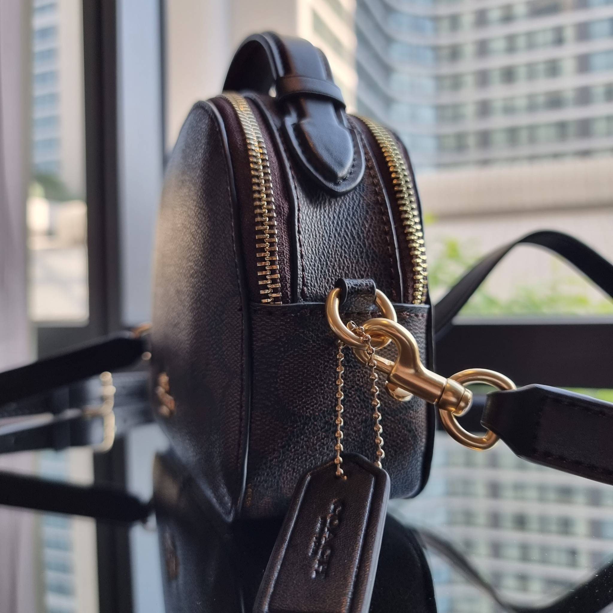 OUTLET 】COACH 1591 SERENA SATCHEL IN SIGNATURE CANVAS กระเป๋าสะพายคอลเลคชั่นยอดฮิต ดีไซน์ลุคผู้ดี ต้องยกให้น้องใบนี้เลย!! จัดสีขายดี สีลุคคุณหนูมาให้ สวยตาแตก!! วัสดุหนังแคนวาส เปิด-ปิดด้วยซิป 2 ช่องหลัก ภายในเป็นช่องโล่ง เก็บของได้แบบสบายๆ ใส่มือถือได้ทุ